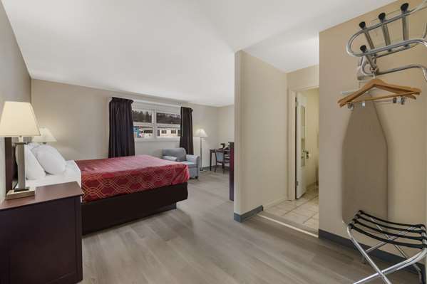  - Econo Lodge Iron Mountain