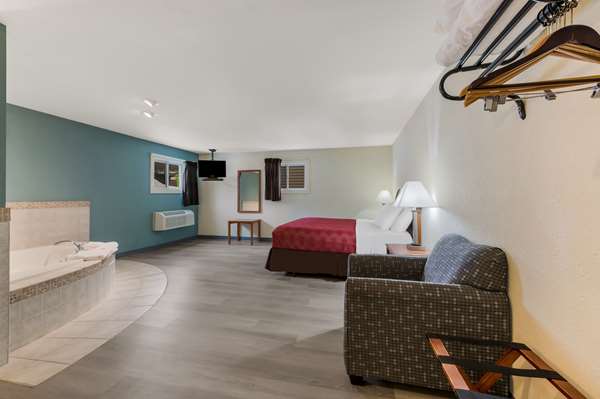 Suite - Econo Lodge Iron Mountain