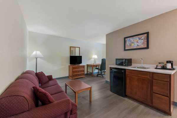 Suite - Econo Lodge Iron Mountain