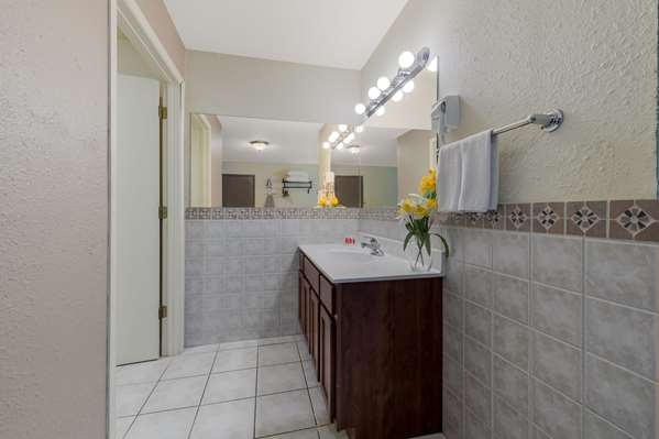 Suite - Econo Lodge Iron Mountain