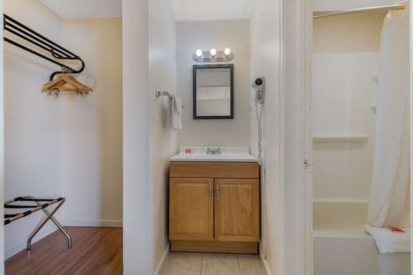  - Econo Lodge Iron Mountain