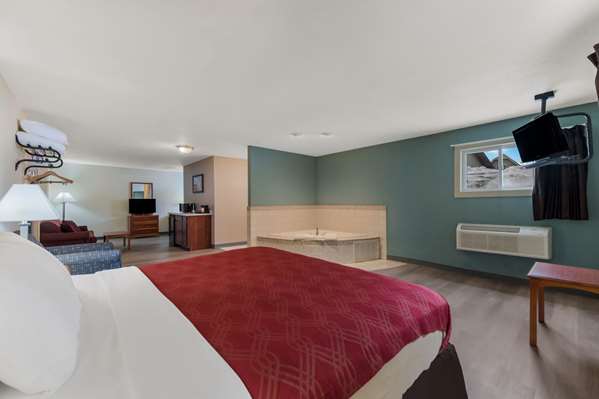 Suite - Econo Lodge Iron Mountain
