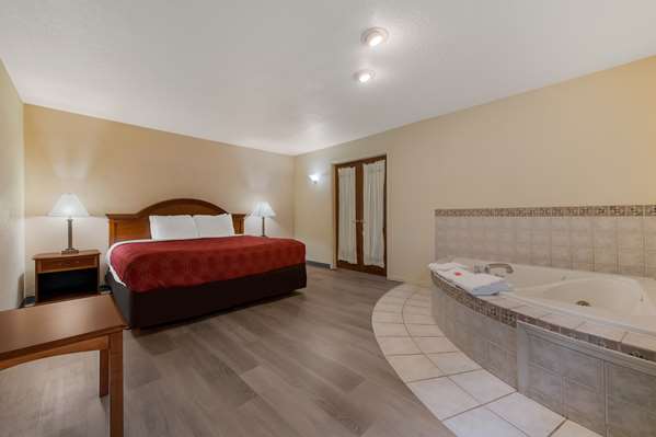 Suite - Econo Lodge Iron Mountain