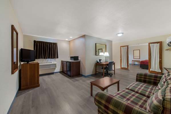 Suite - Econo Lodge Iron Mountain