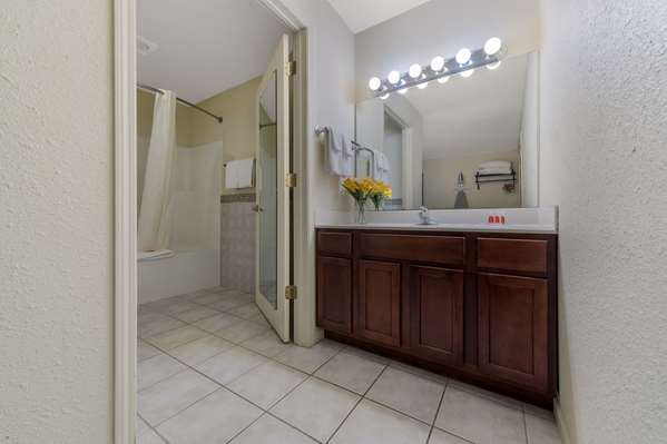 Suite - Econo Lodge Iron Mountain