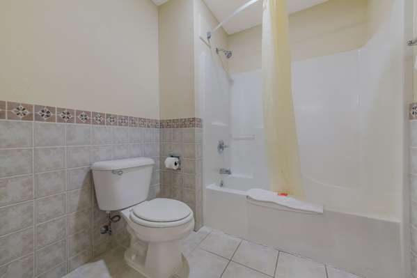 Suite - Econo Lodge Iron Mountain