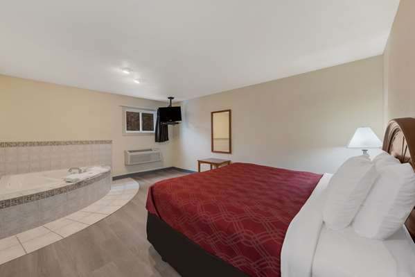 Suite - Econo Lodge Iron Mountain