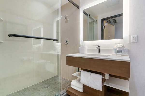 1 Queen Bed, Non-Smoking, Ground Floor, Desk, Wi-Fi