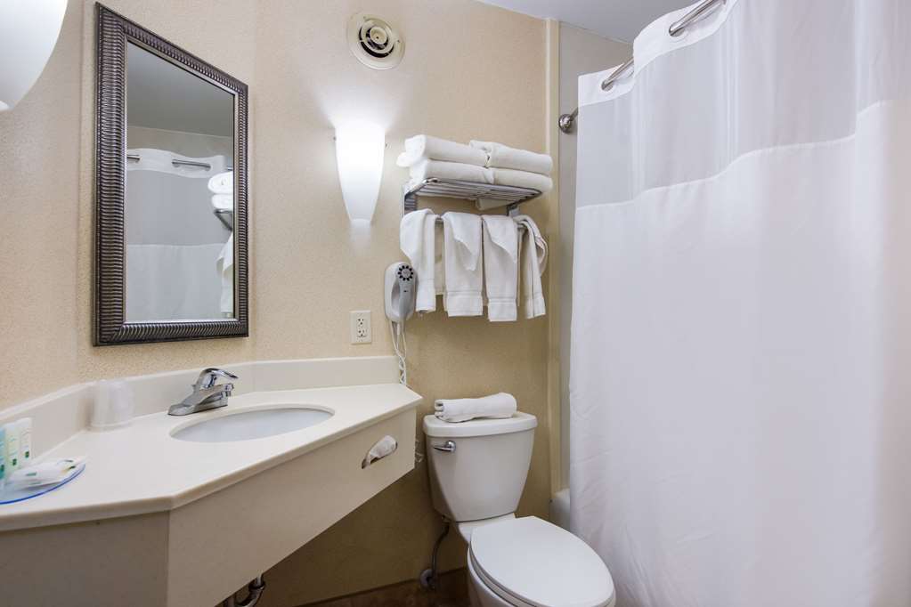 QUALITY INN ONEONTA COOPERSTOWN-guestroom-Guest Room,Bathroom,On-Site.jpg