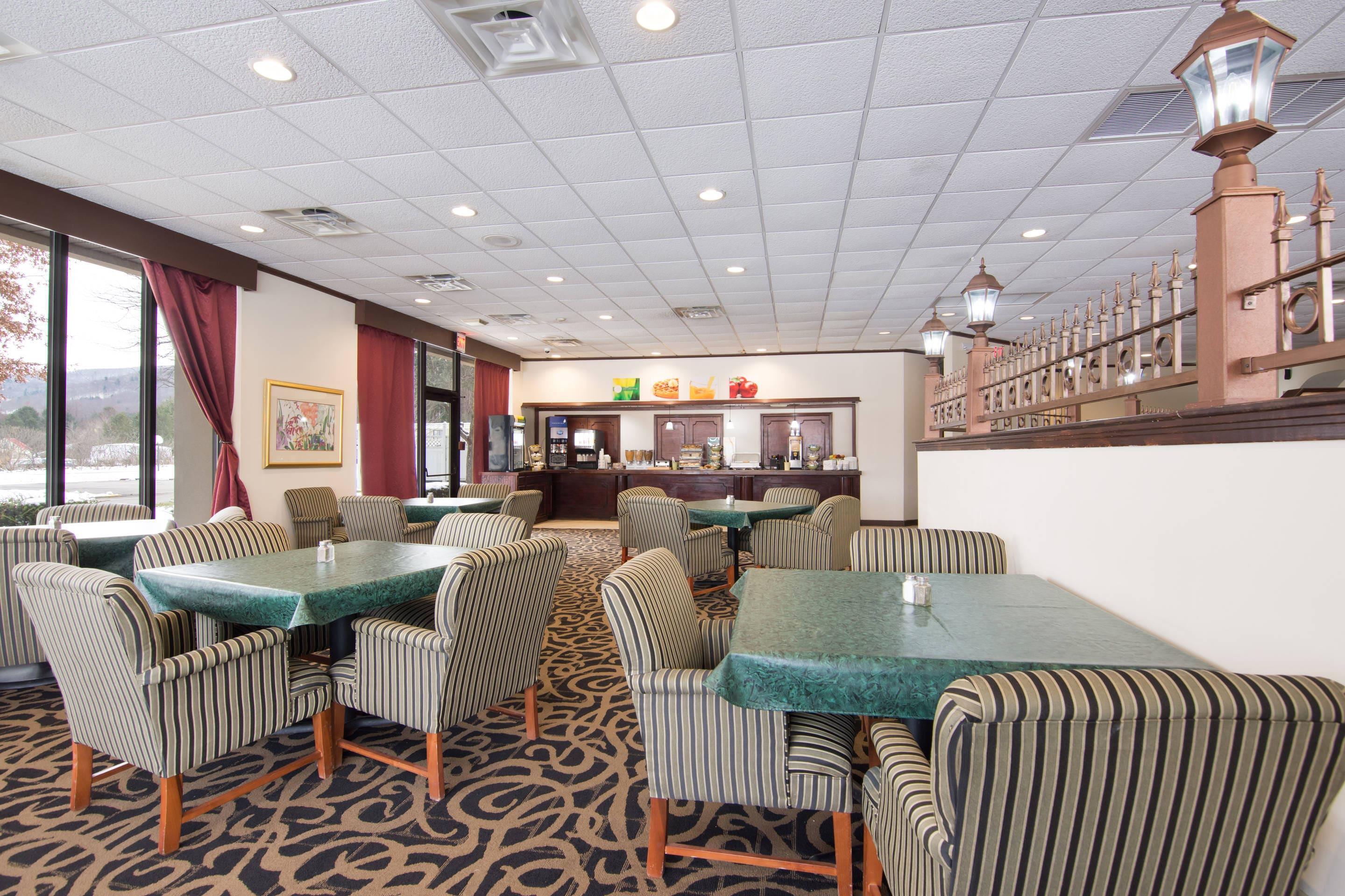 Breakfast area | Quality Inn Oneonta Cooperstown Area