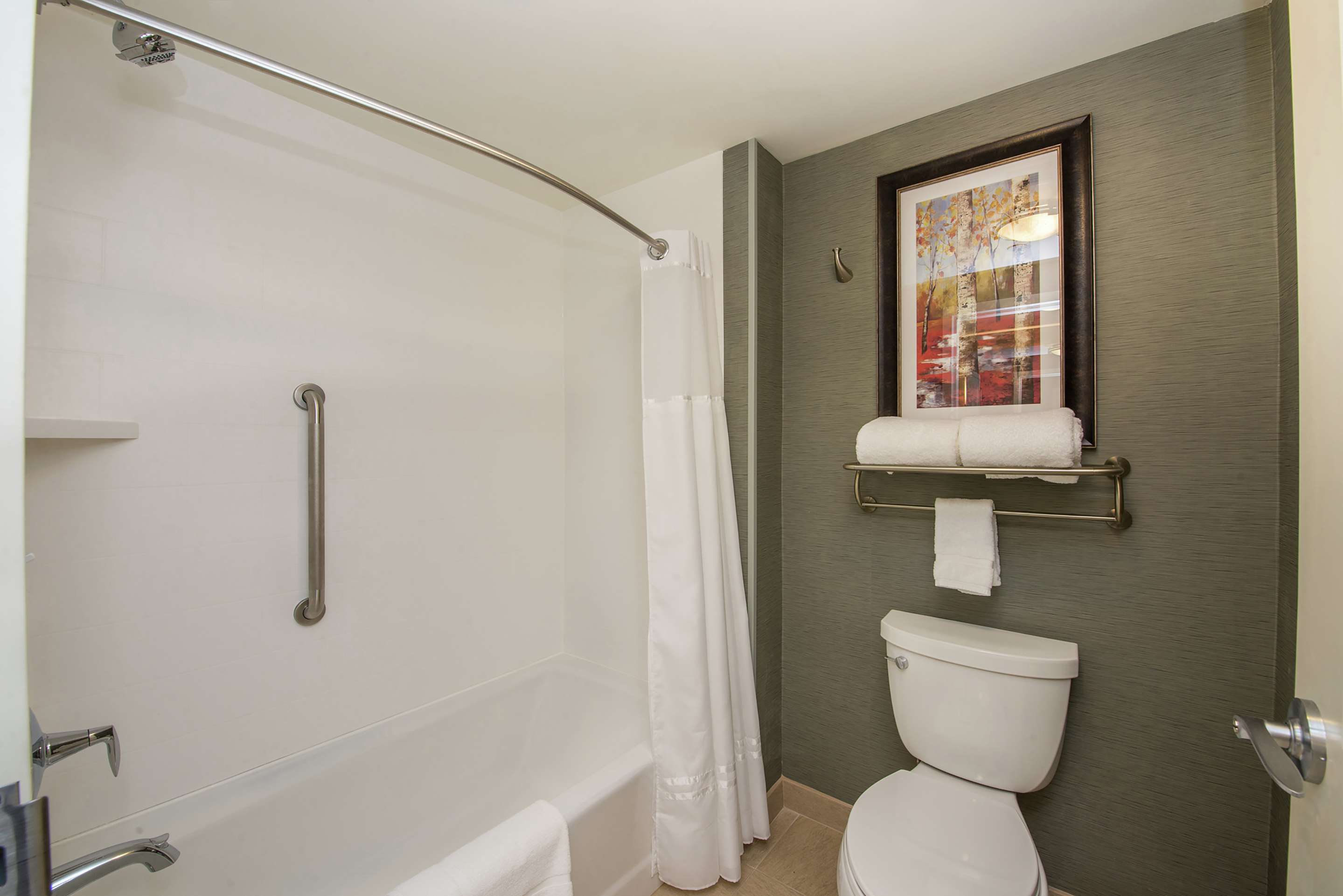 Guest room bath