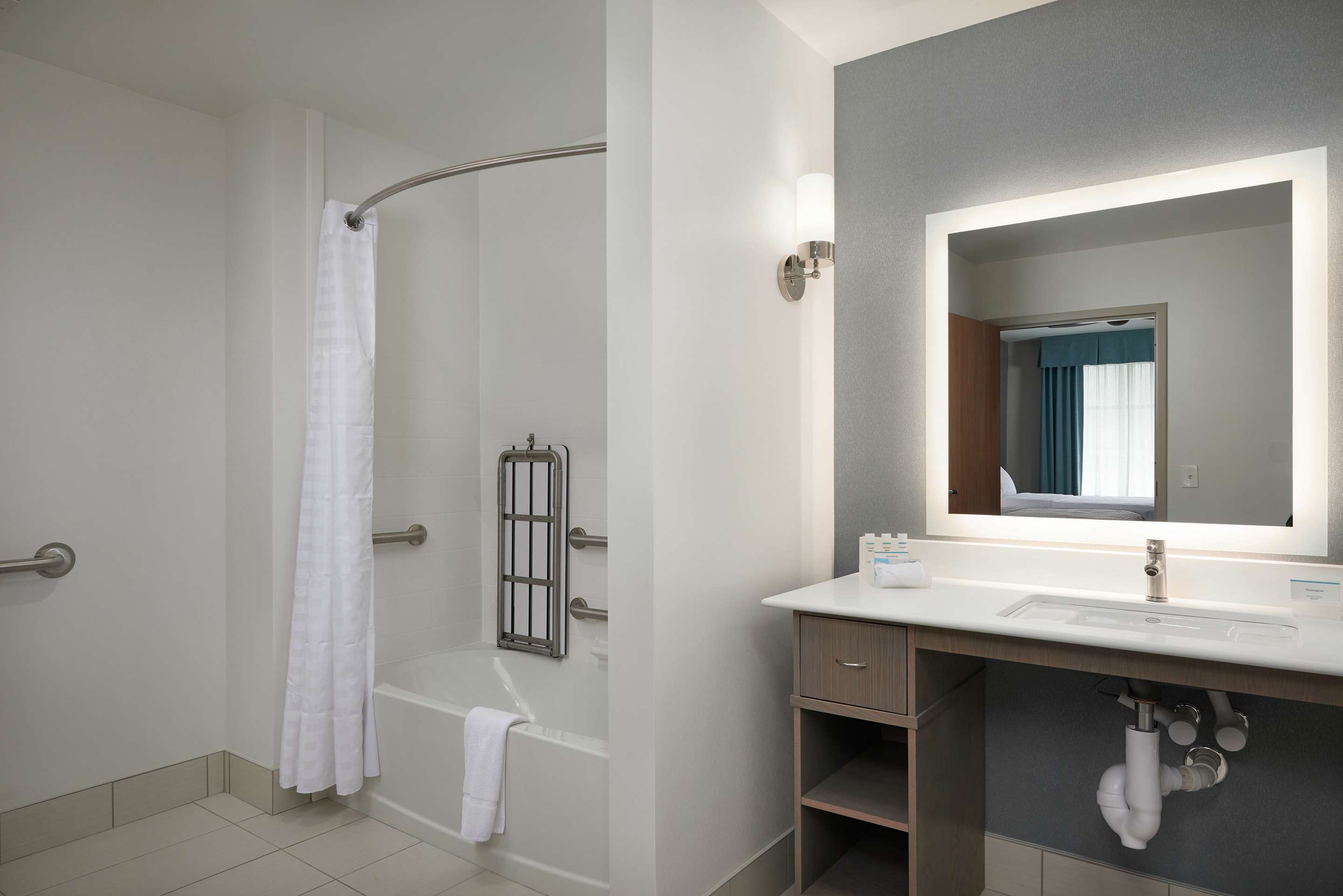Guest room bath