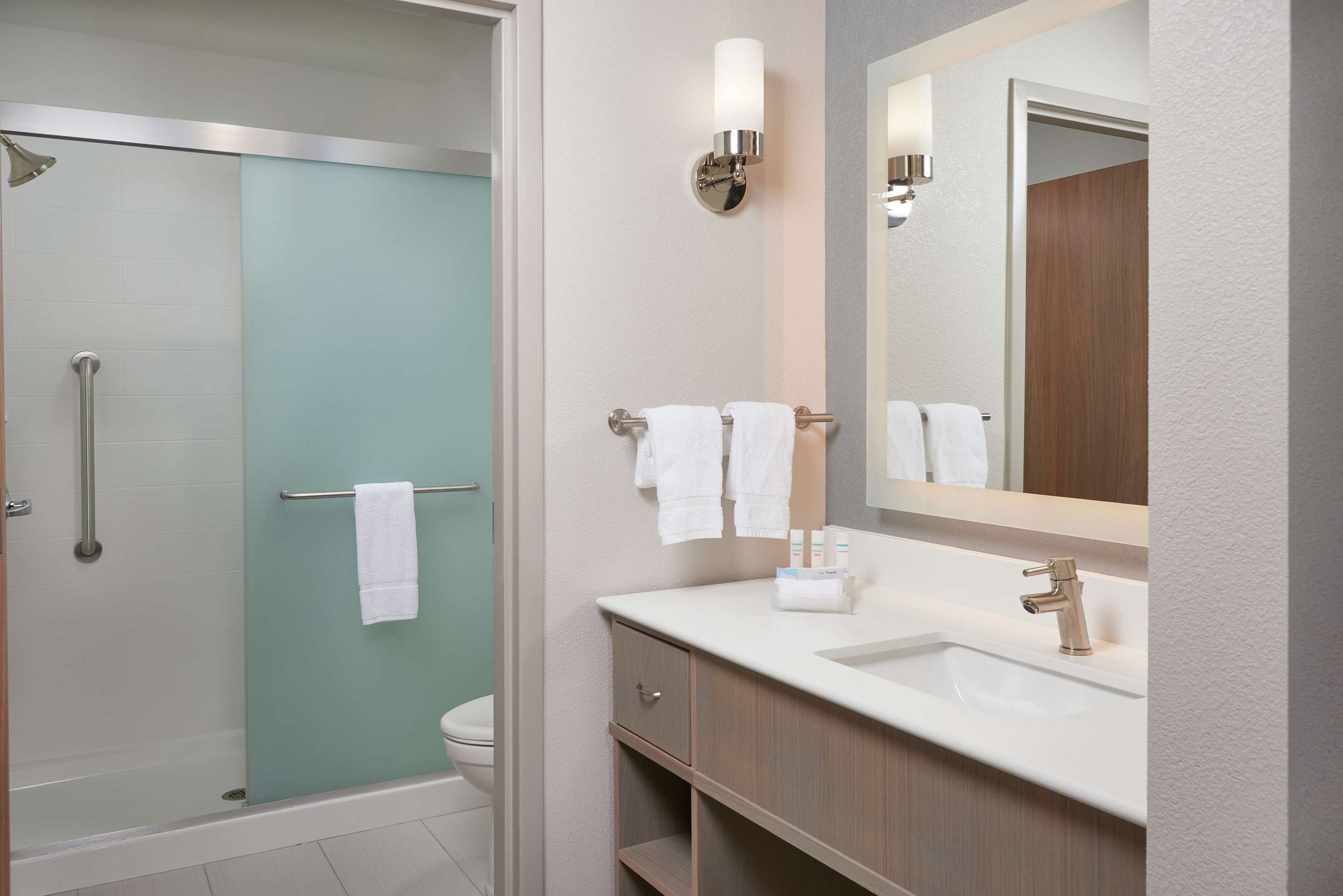 Guest room bath