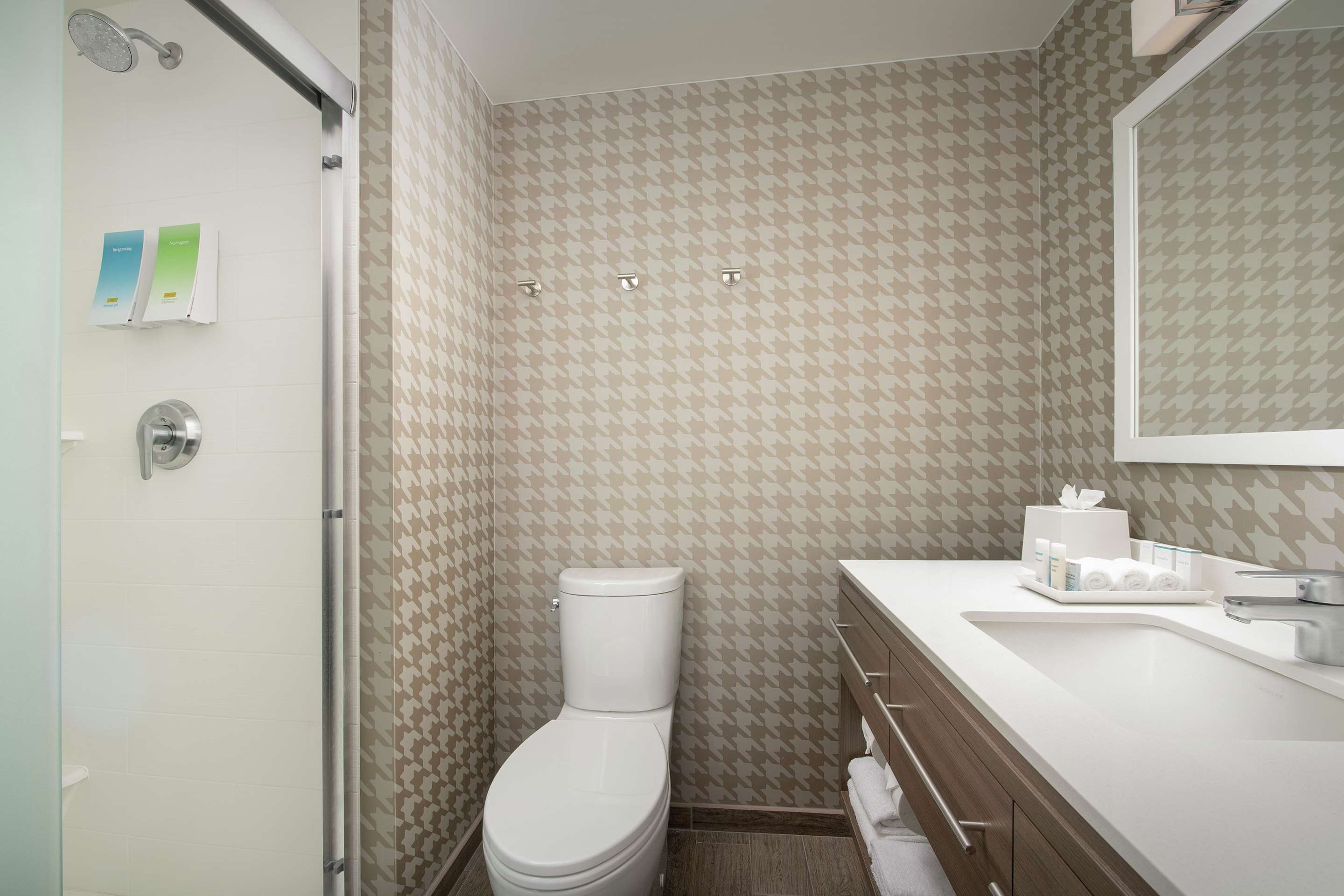 Guest room bath