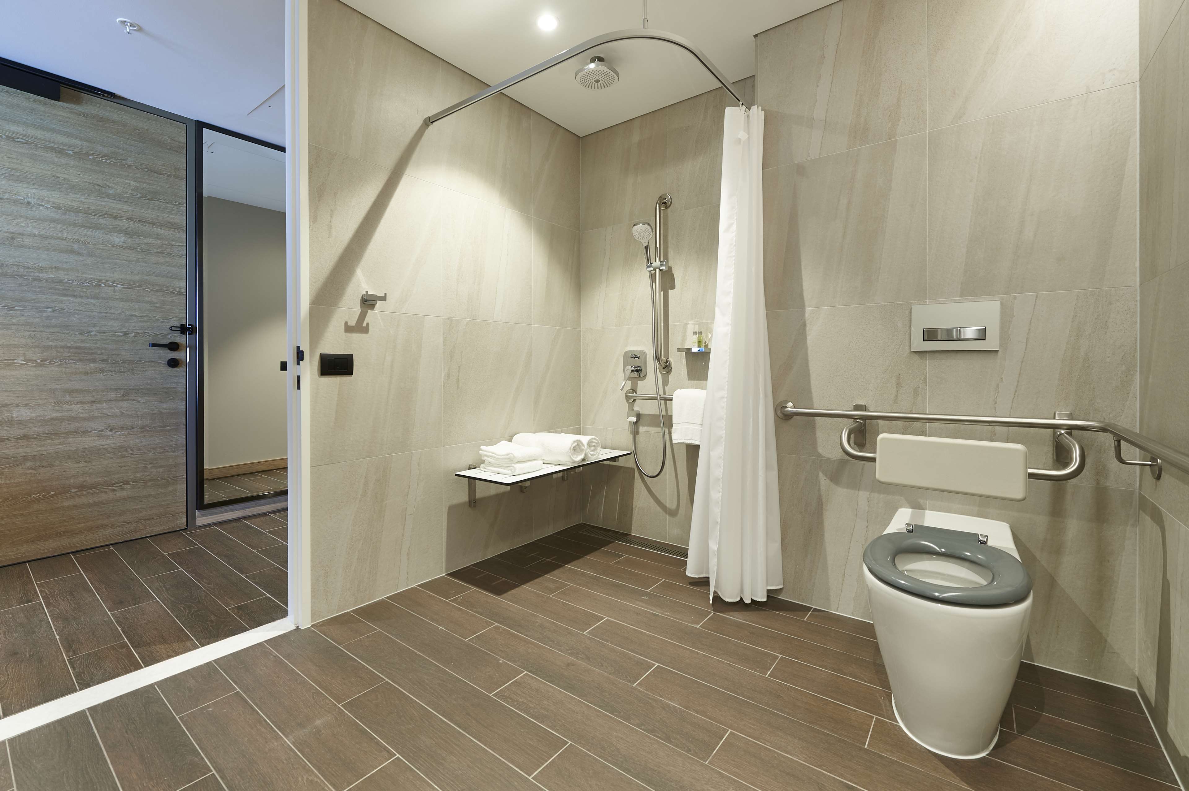 Doubletree by Hilton Perth Northbridge Room Type - KING GUEST ROOM ACCESSIBLE