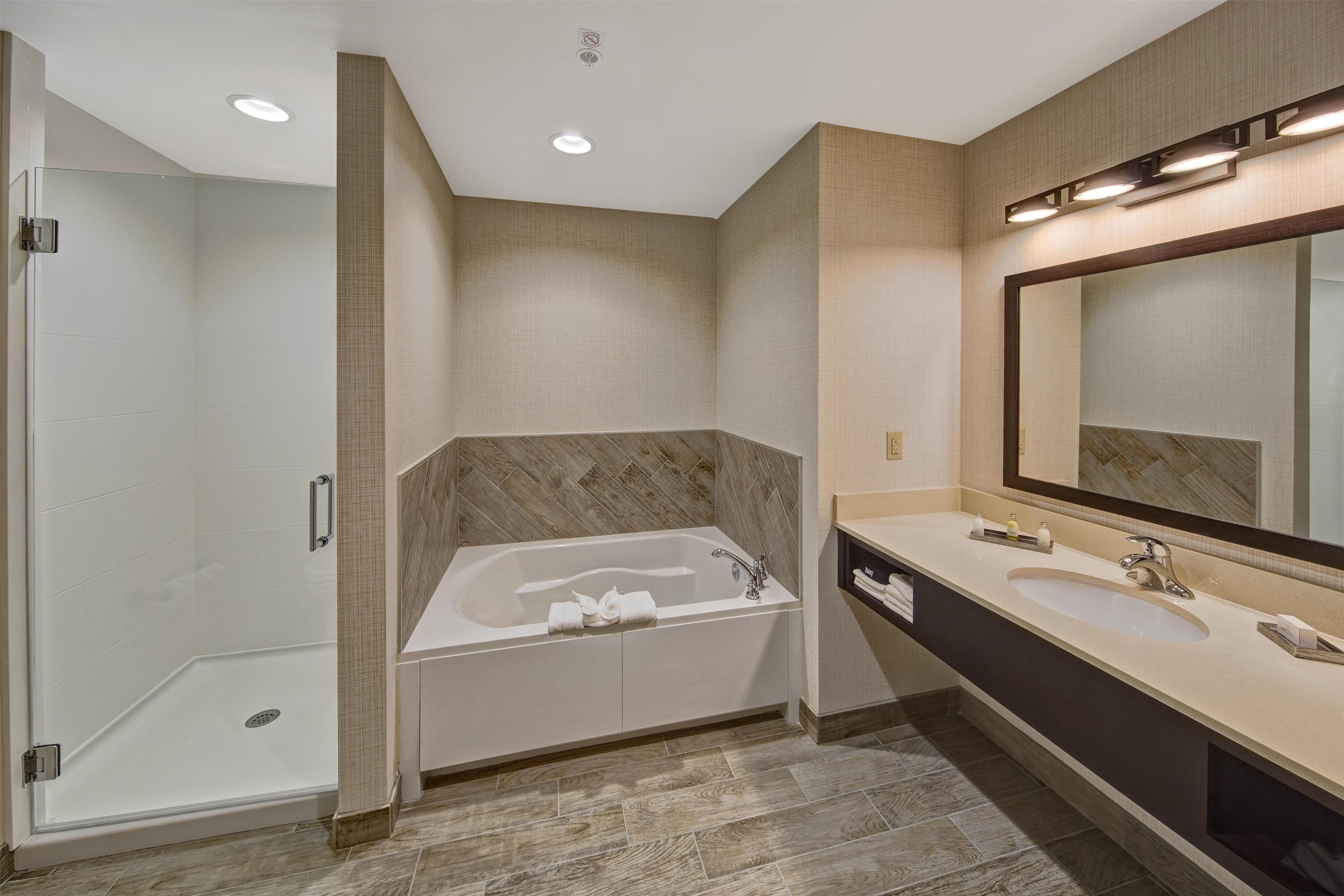 Guest room bath