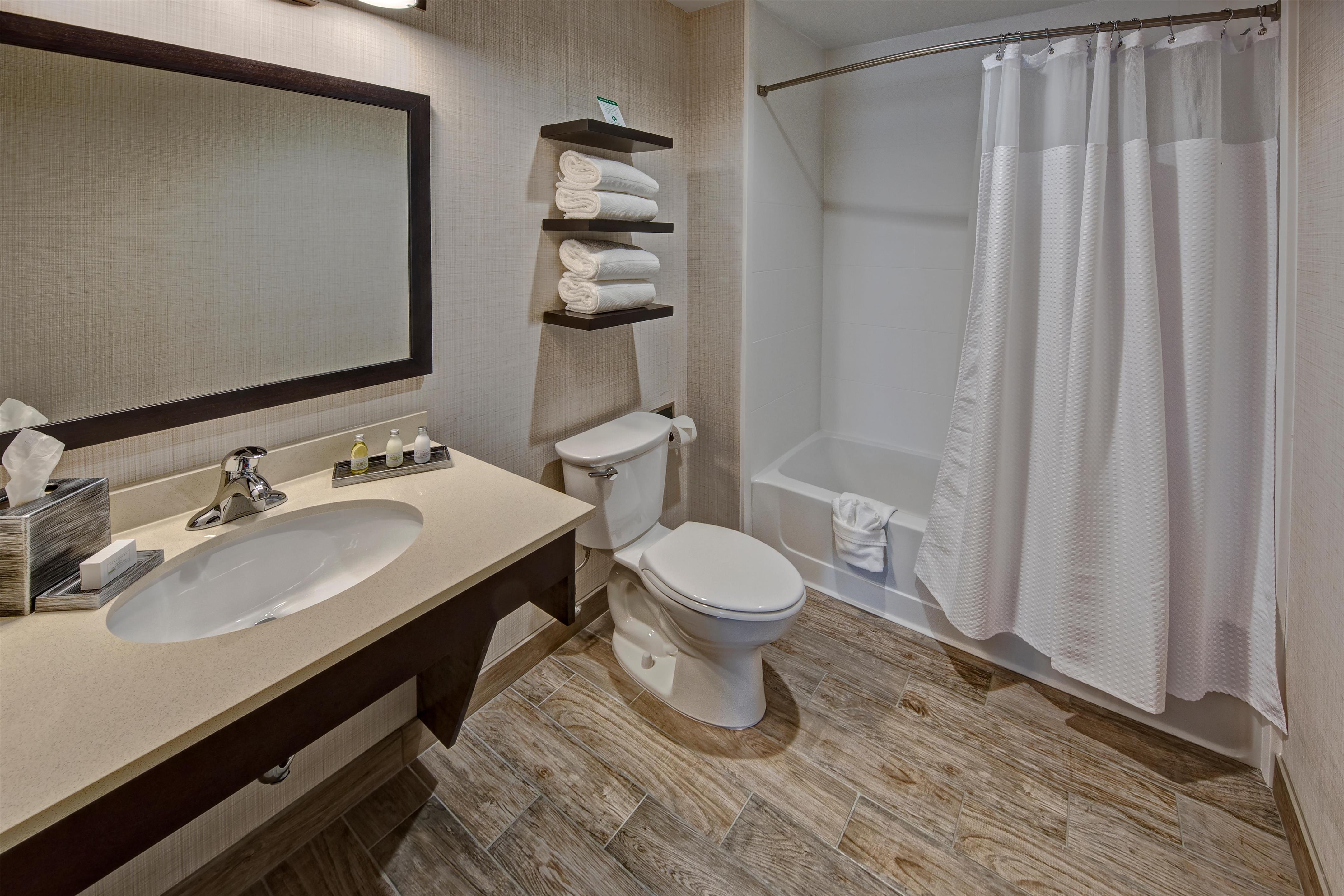 Guest room bath