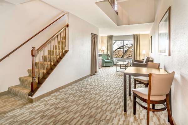 Suite - Riverview Inn & Suites Rockford