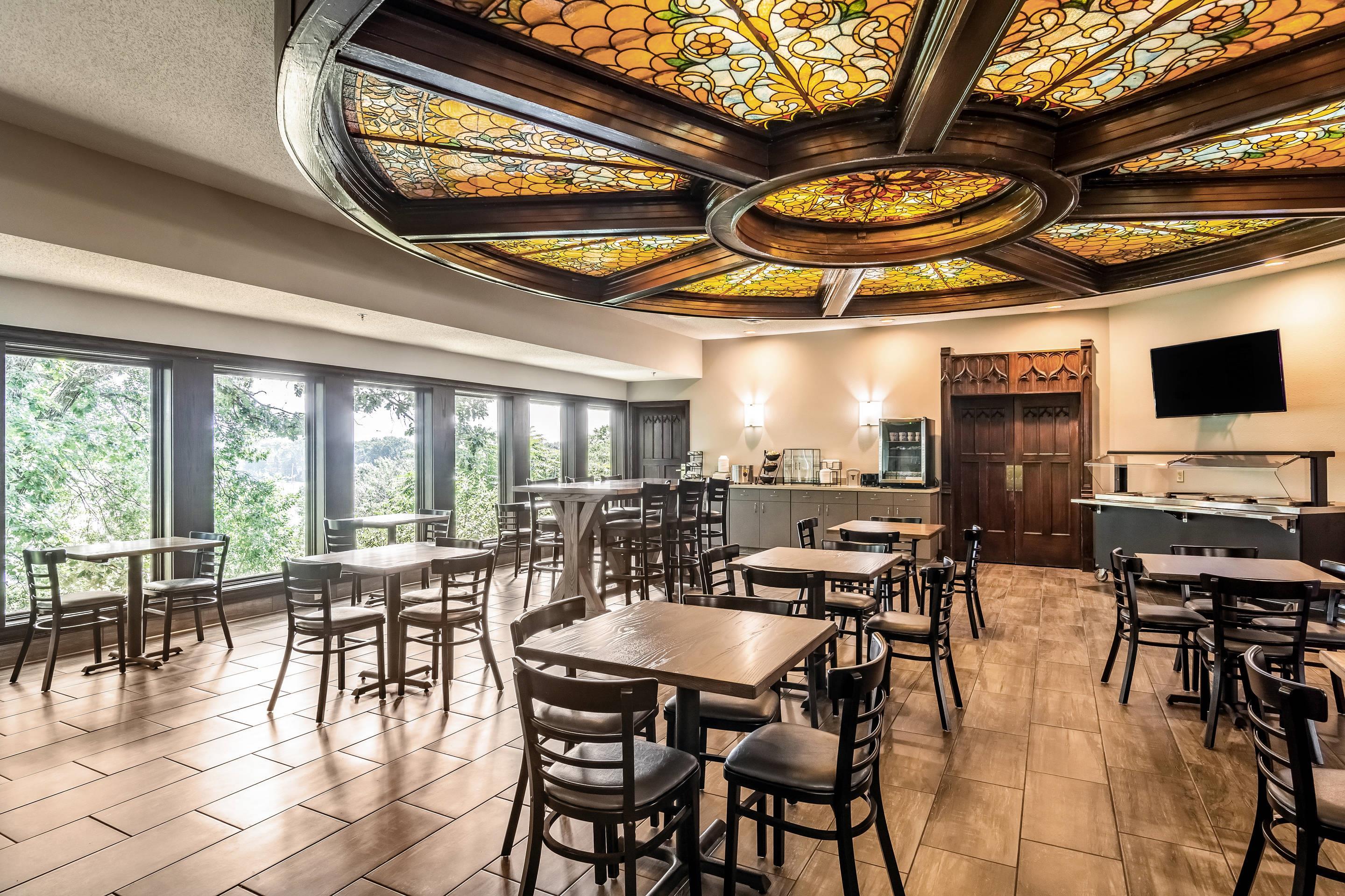 Breakfast area | Riverview Inn & Suites, Ascend Hotel Collection