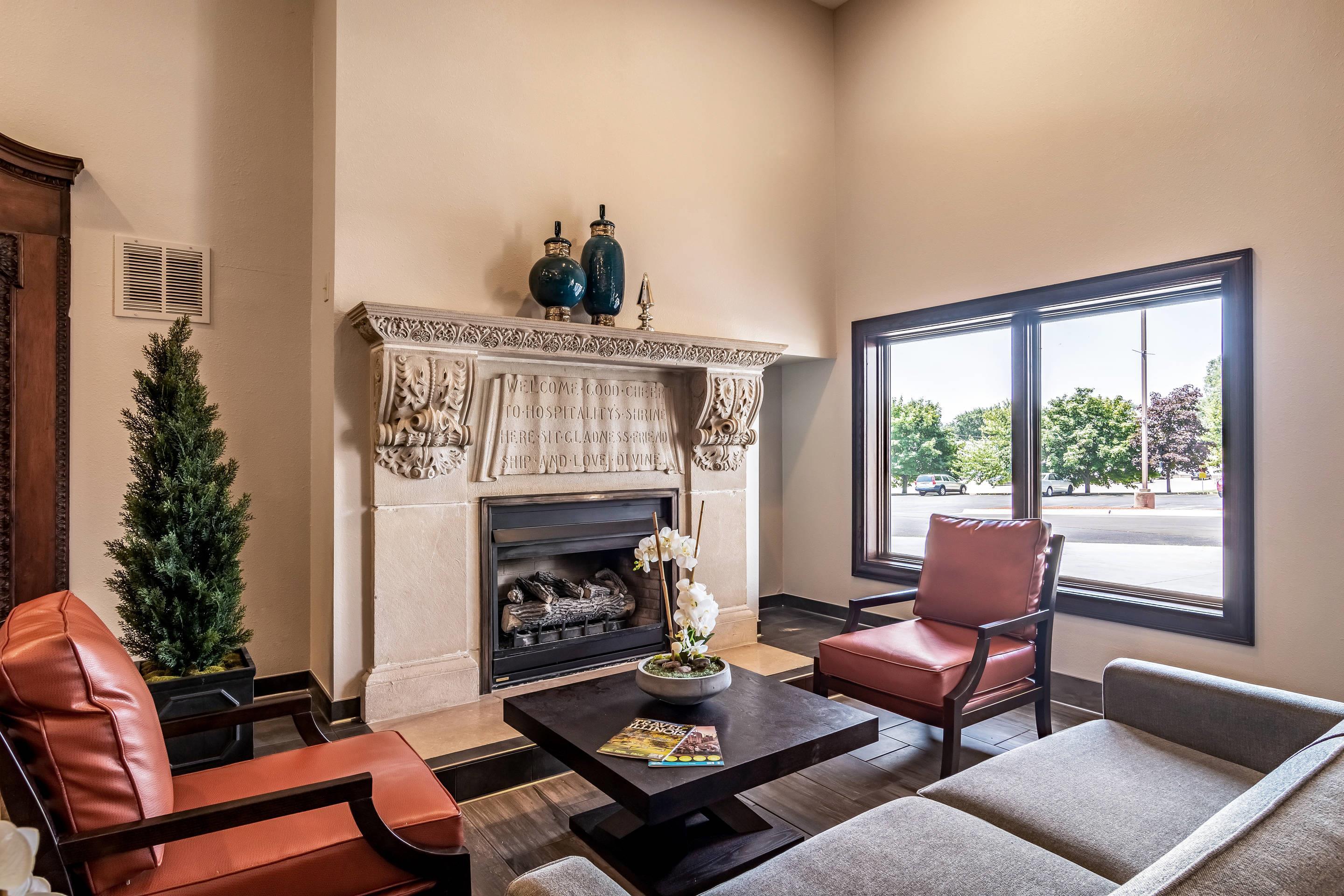 Lobby with sitting area | Riverview Inn & Suites, Ascend Hotel Collection