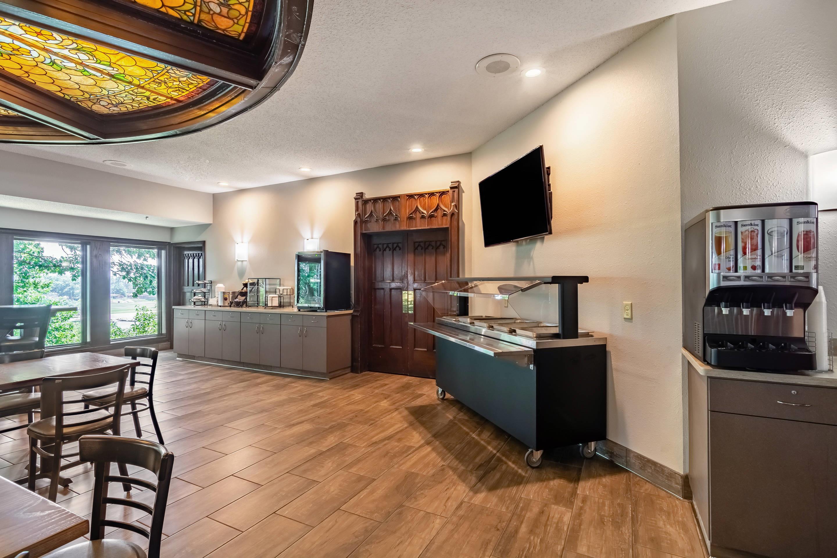 Breakfast area | Riverview Inn & Suites, Ascend Hotel Collection