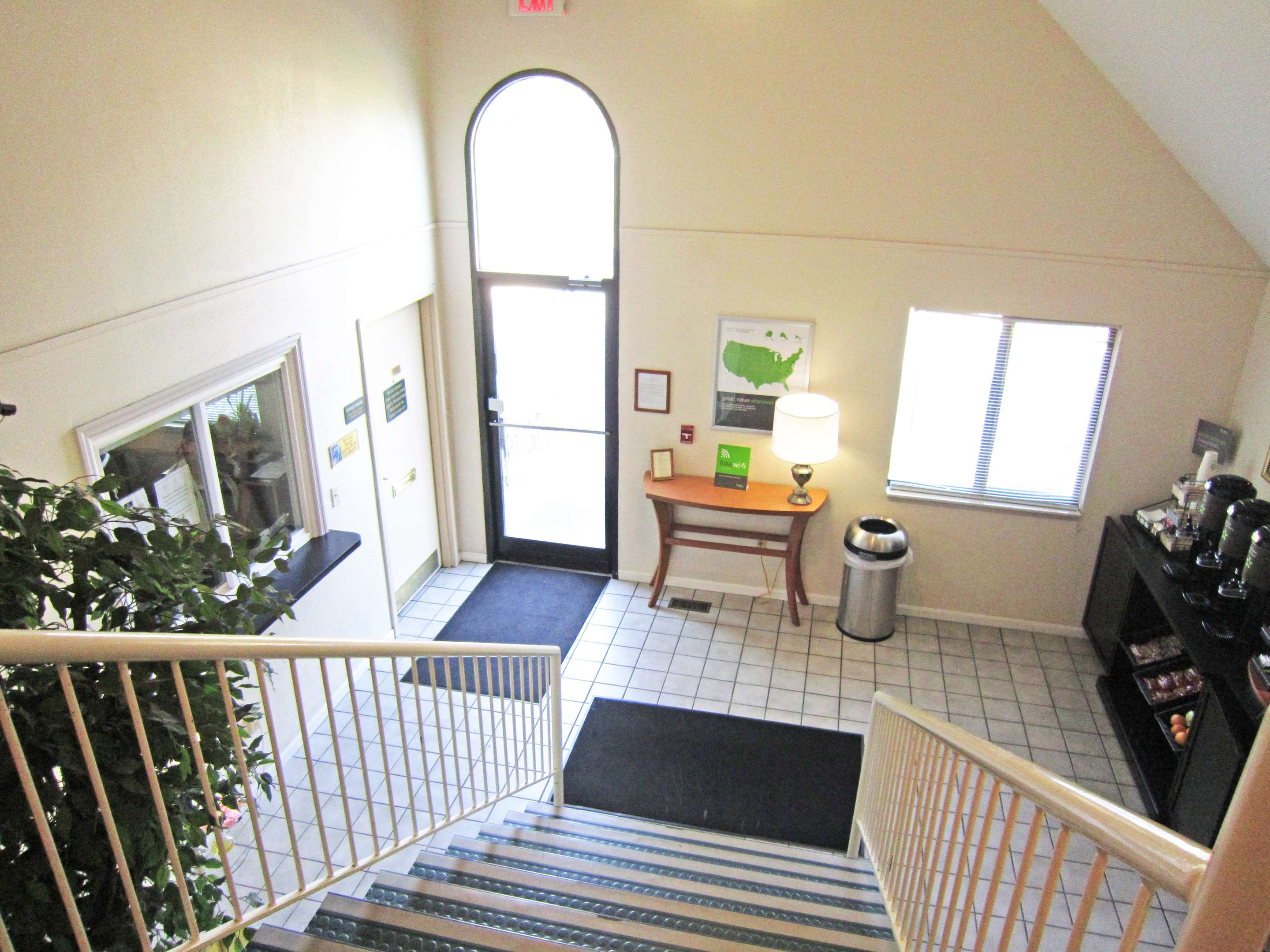 Lobby and Guest Check-in | Extended Stay America Suites - Columbus - East