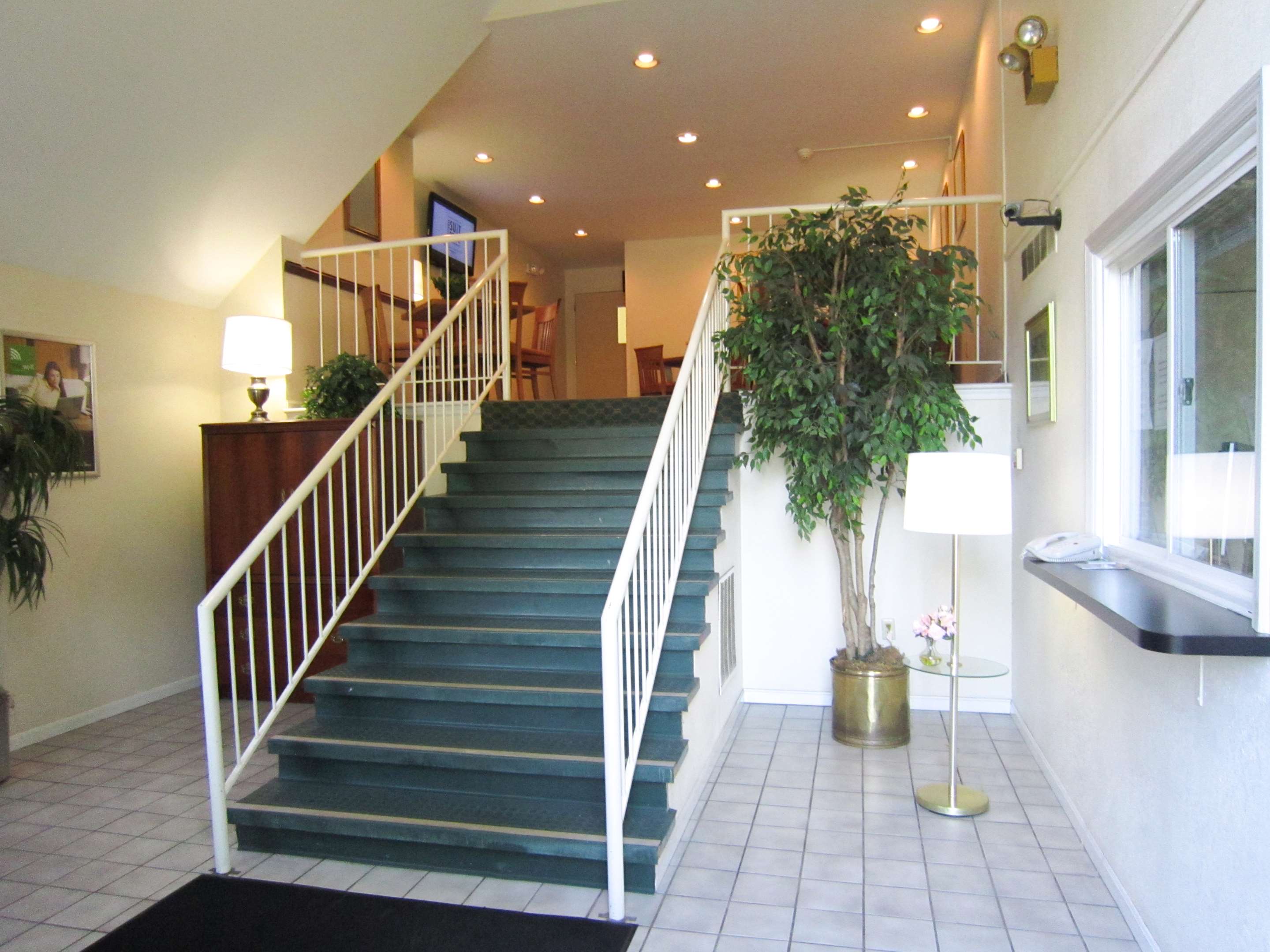 Lobby and Guest Check-in | Extended Stay America Suites - Columbus - East