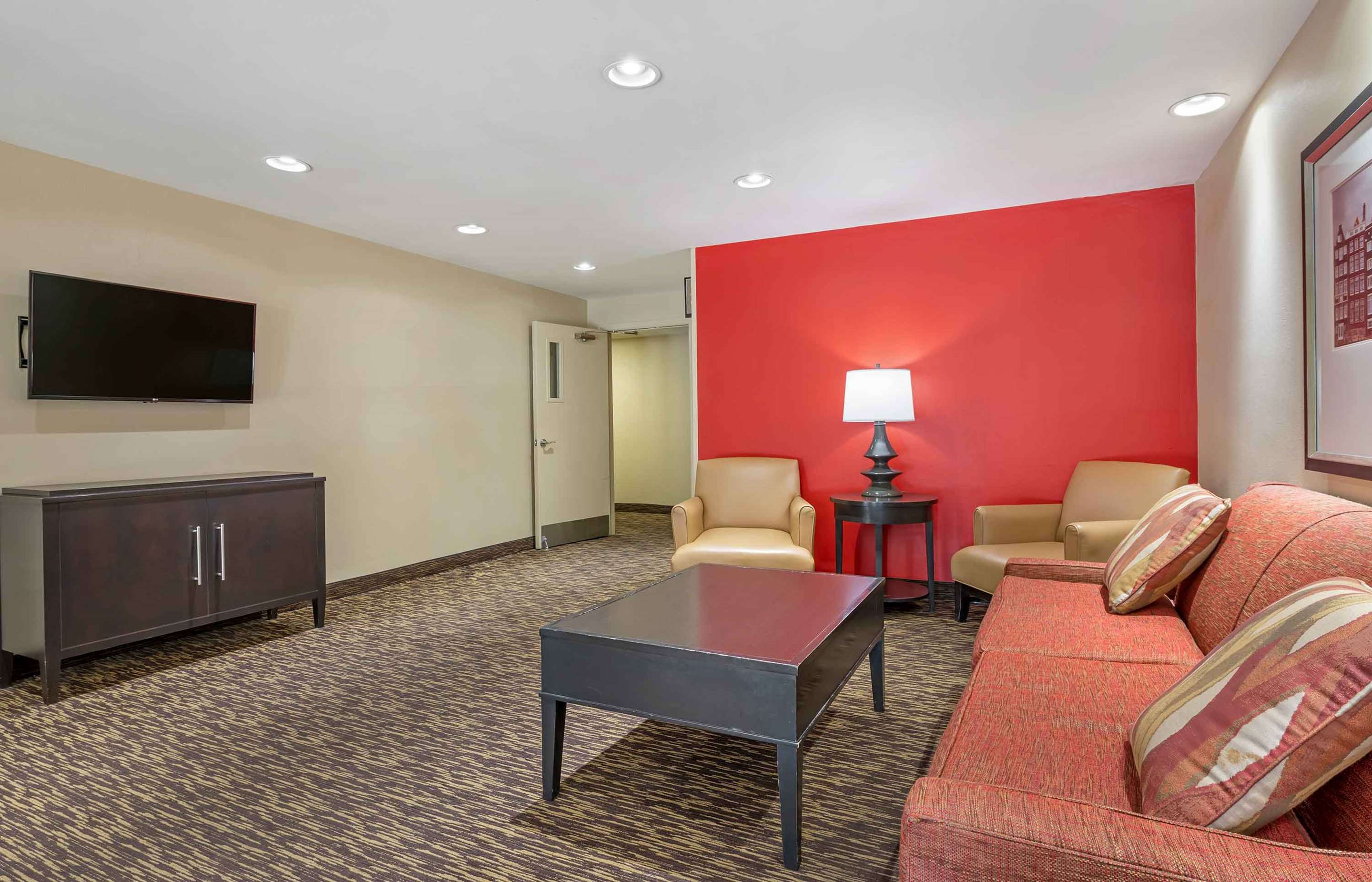Lobby and Guest Check-in | Extended Stay America Select Suites Indianapolis N Carmel