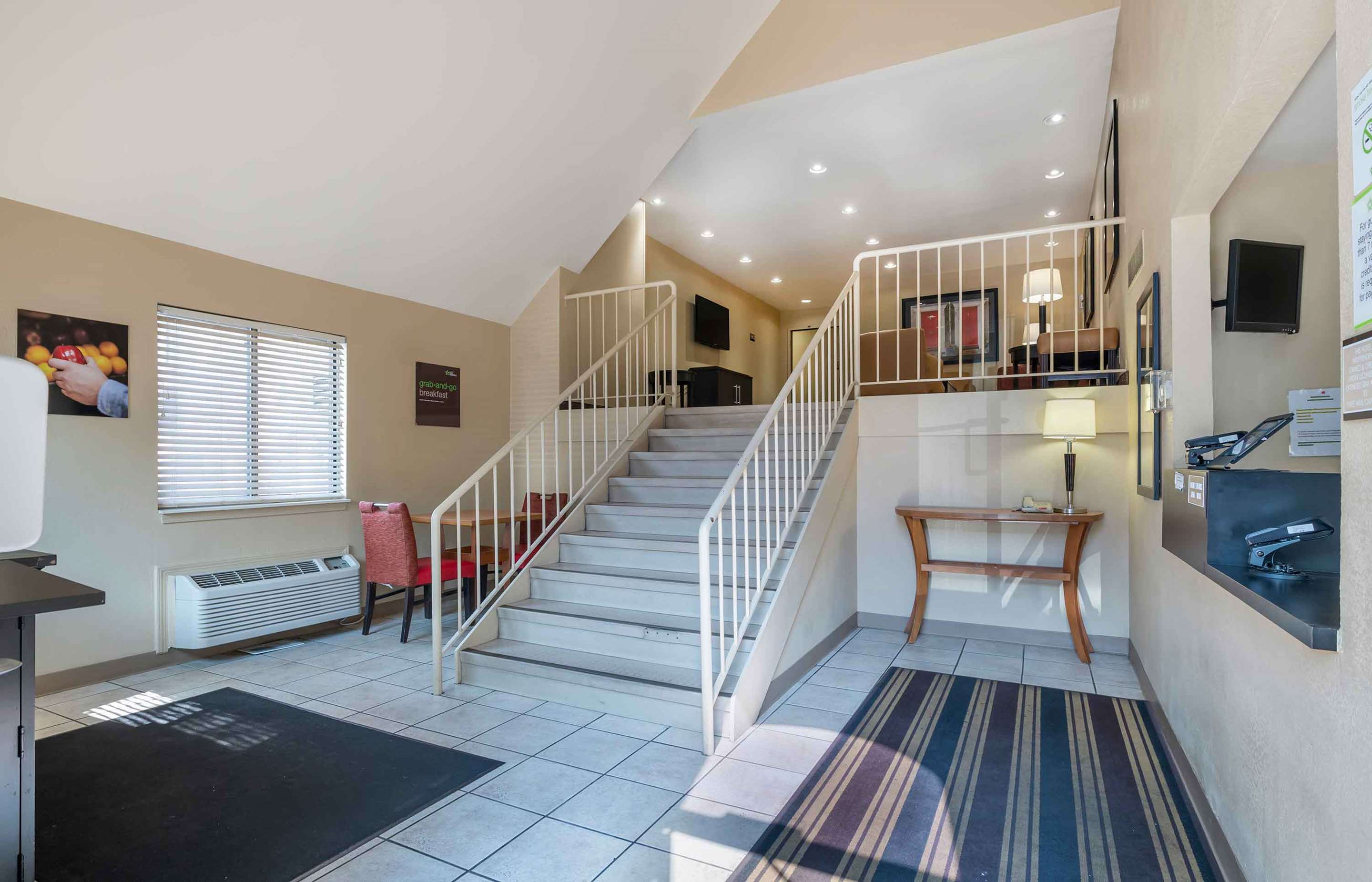 Lobby and Guest Check-in | Extended Stay America Suites - Indianapolis - Northwest - College Park
