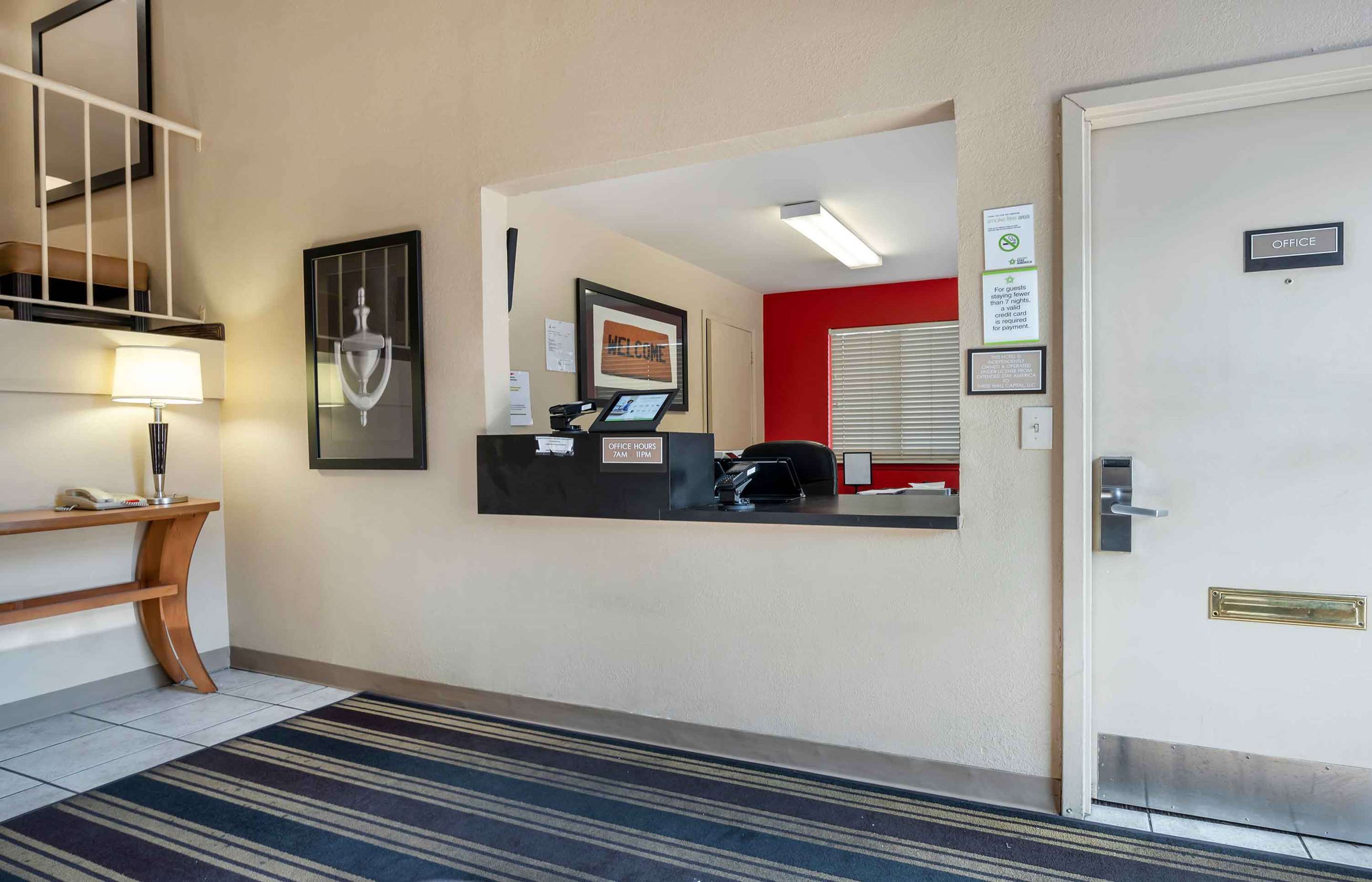 Lobby and Guest Check-in | Extended Stay America Suites - Indianapolis - Northwest - College Park