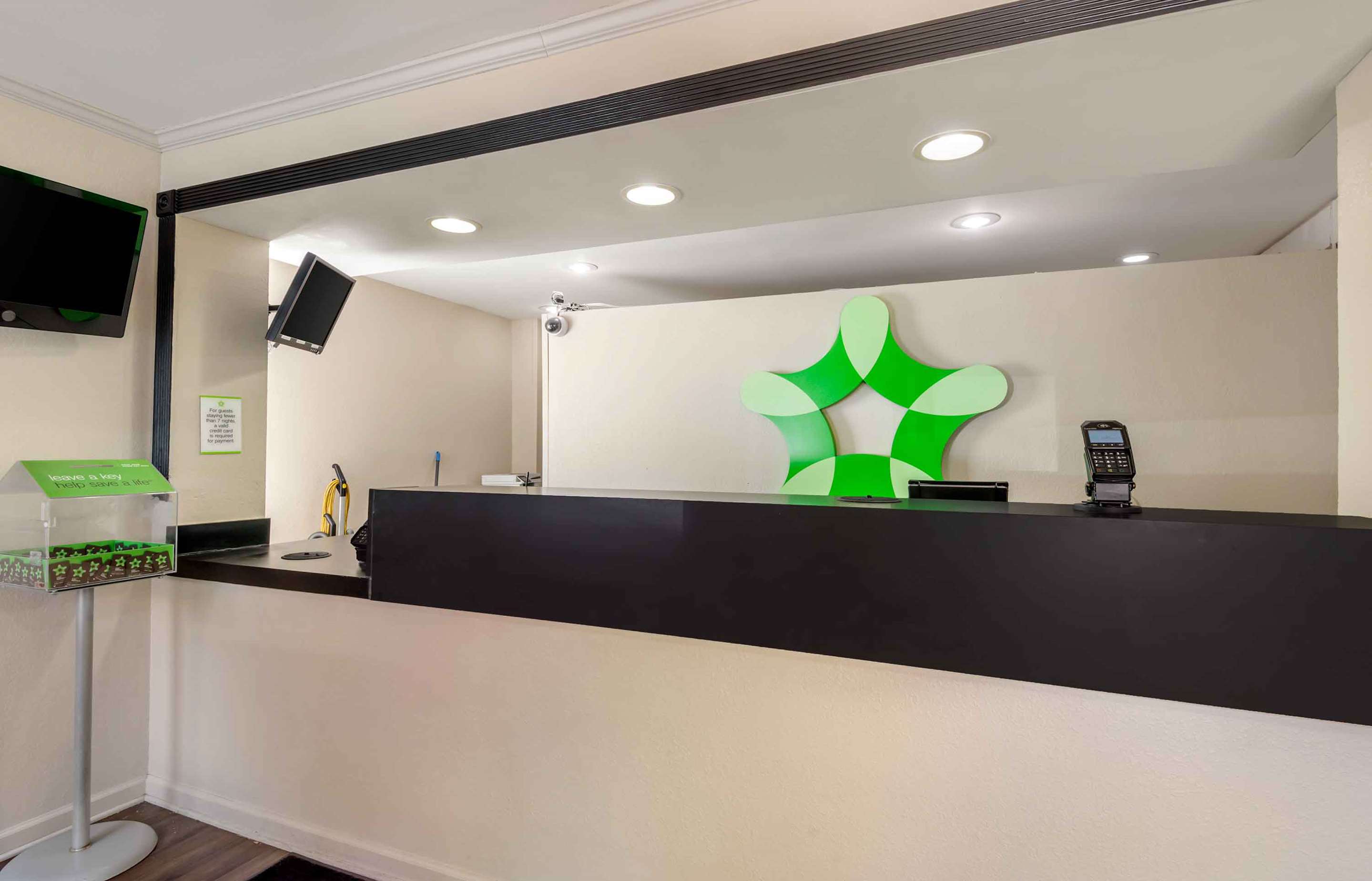 Lobby and Guest Check-in | Extended Stay America Suites - Charlotte - Tyvola Rd - Executive Park
