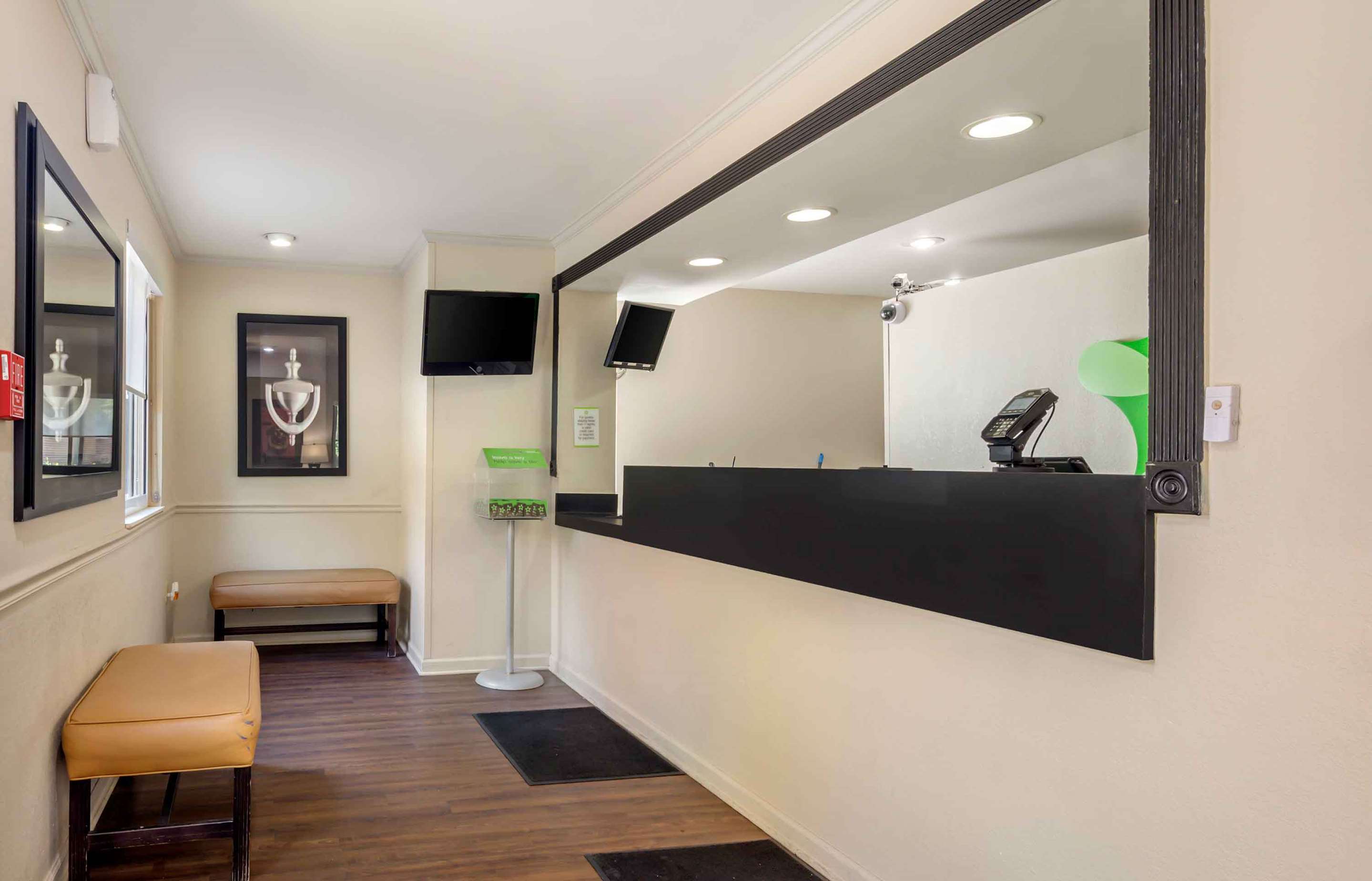 Lobby and Guest Check-in | Extended Stay America Suites - Charlotte - Tyvola Rd - Executive Park