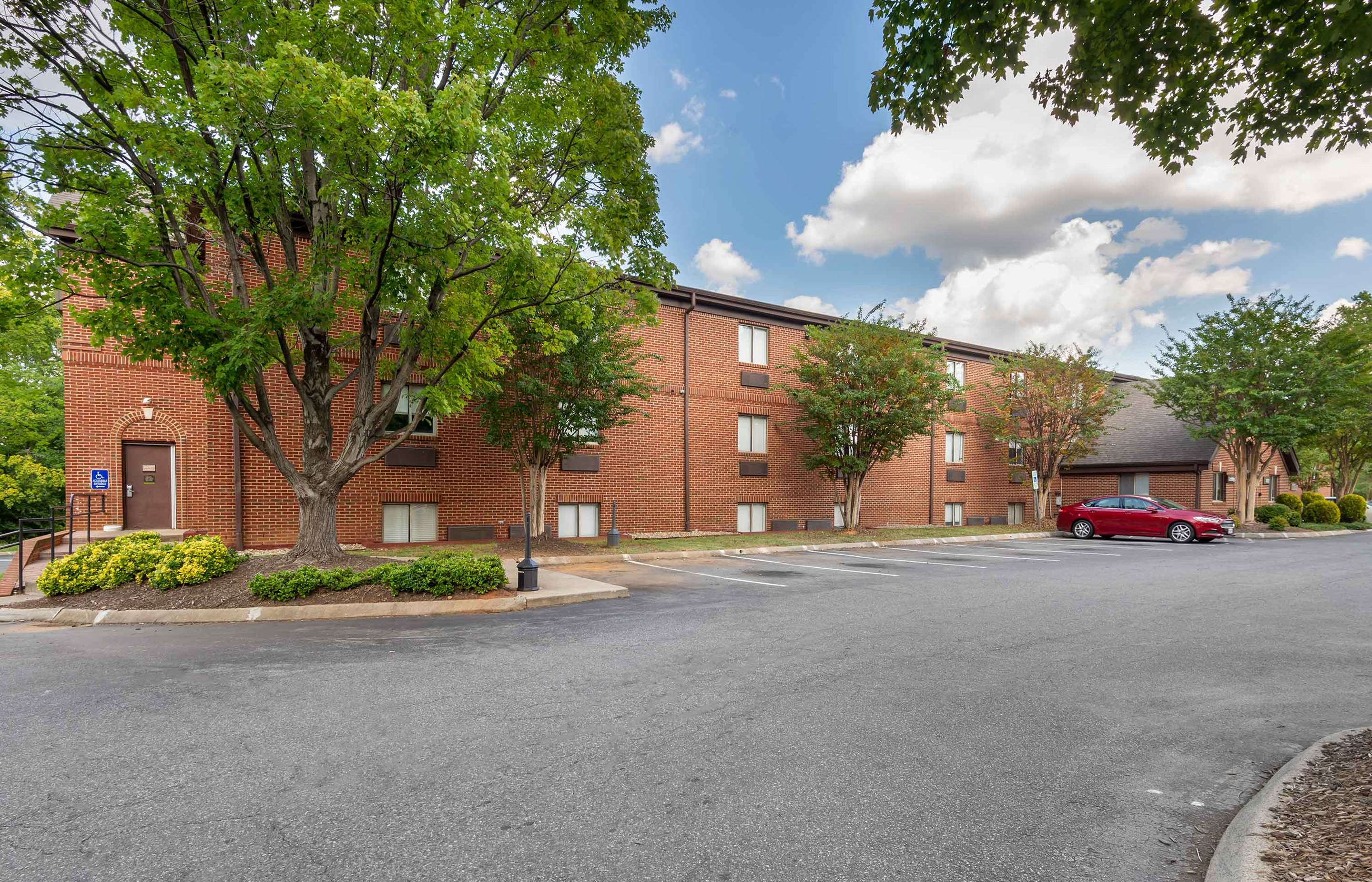 Exterior | Extended Stay America Suites - Charlotte - University Place - E McCullough Dr