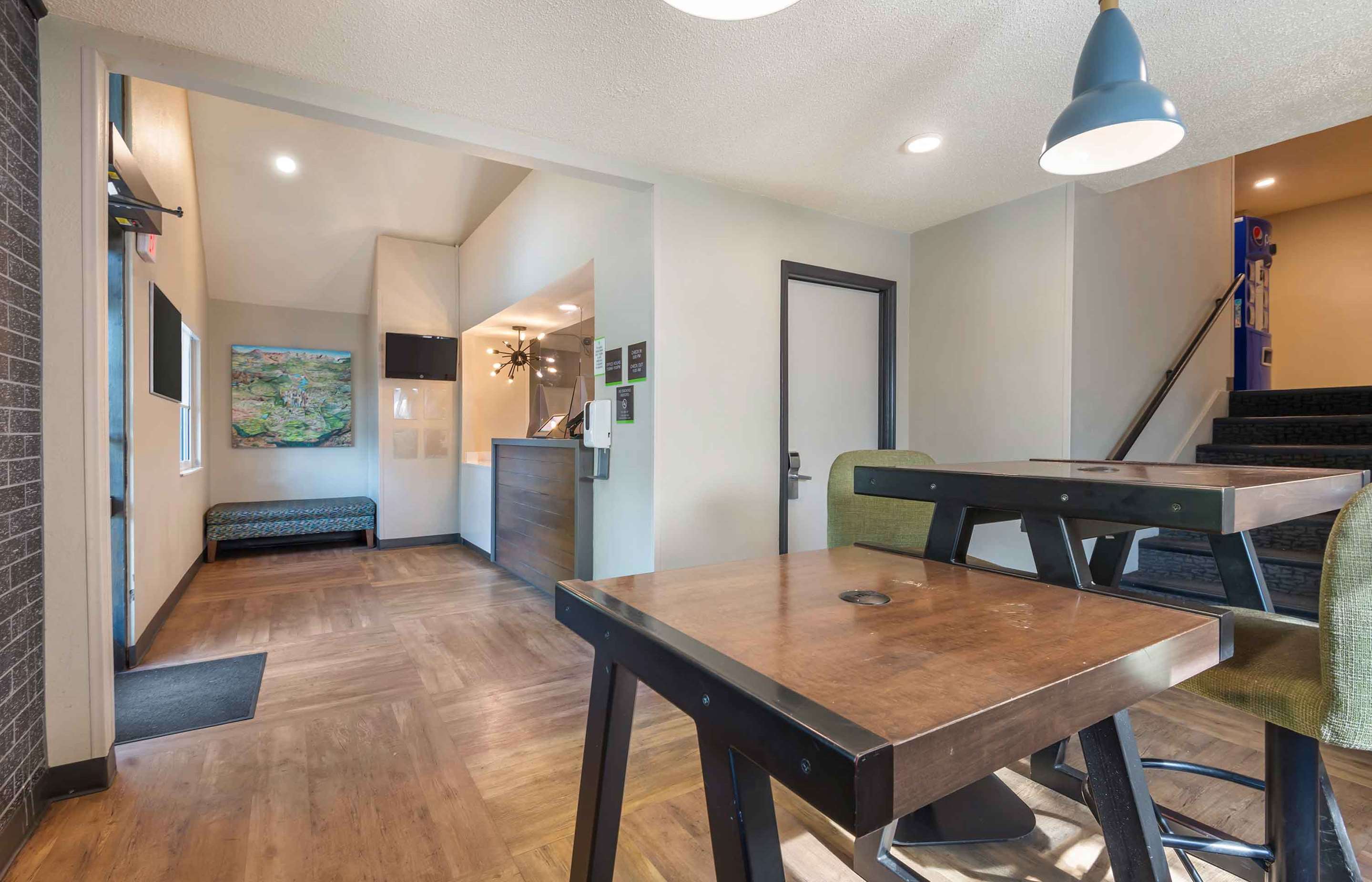 Lobby and Guest Check-in | Extended Stay America Suites - Charlotte - University Place - E McCullough Dr