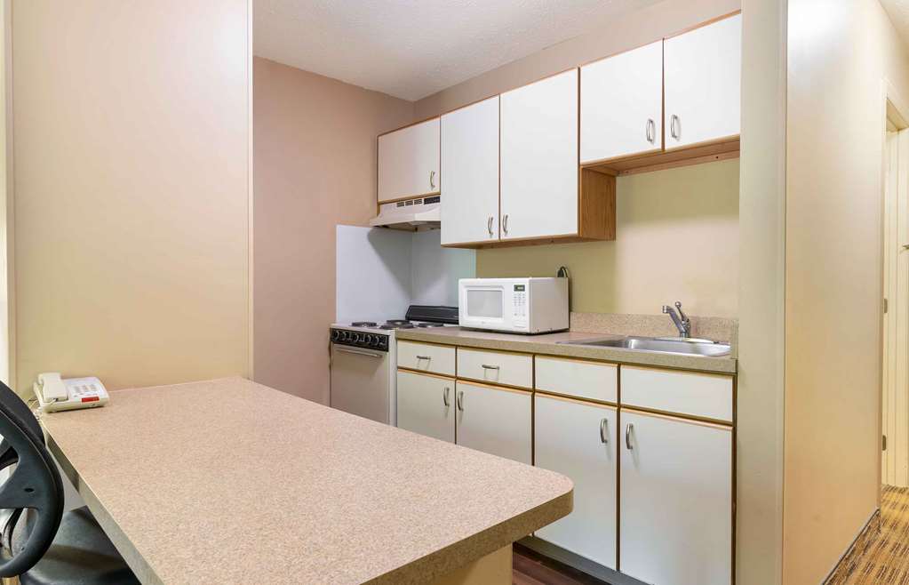 SUBURBAN STUDIOS CARY - RDU AIRPORT-guestroom-Guest Room,Kitchen/Kitchenette,On-Site.jpg