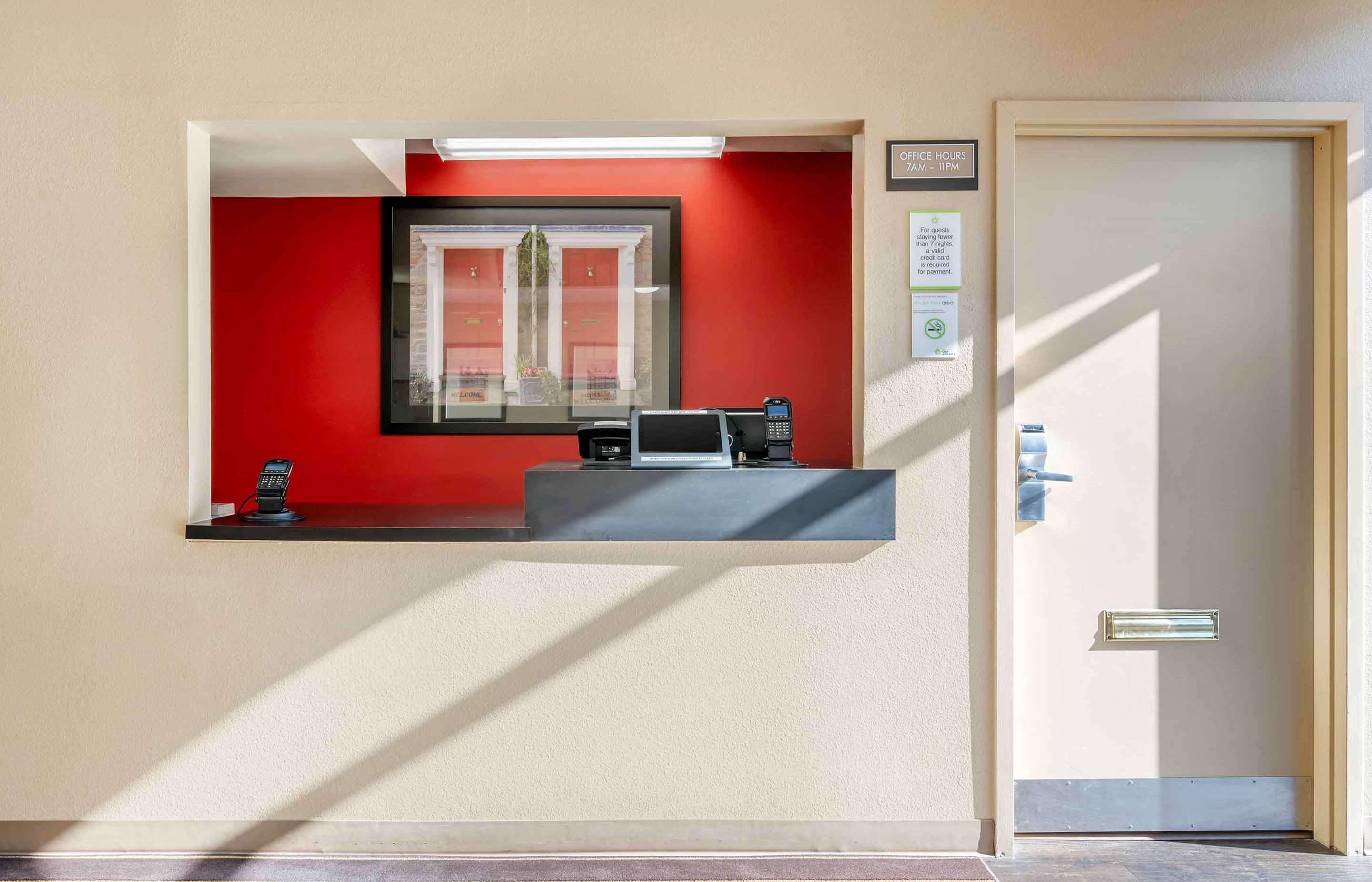 Lobby and Guest Check-in | Extended Stay America Select Suites Florence Meijer Dr