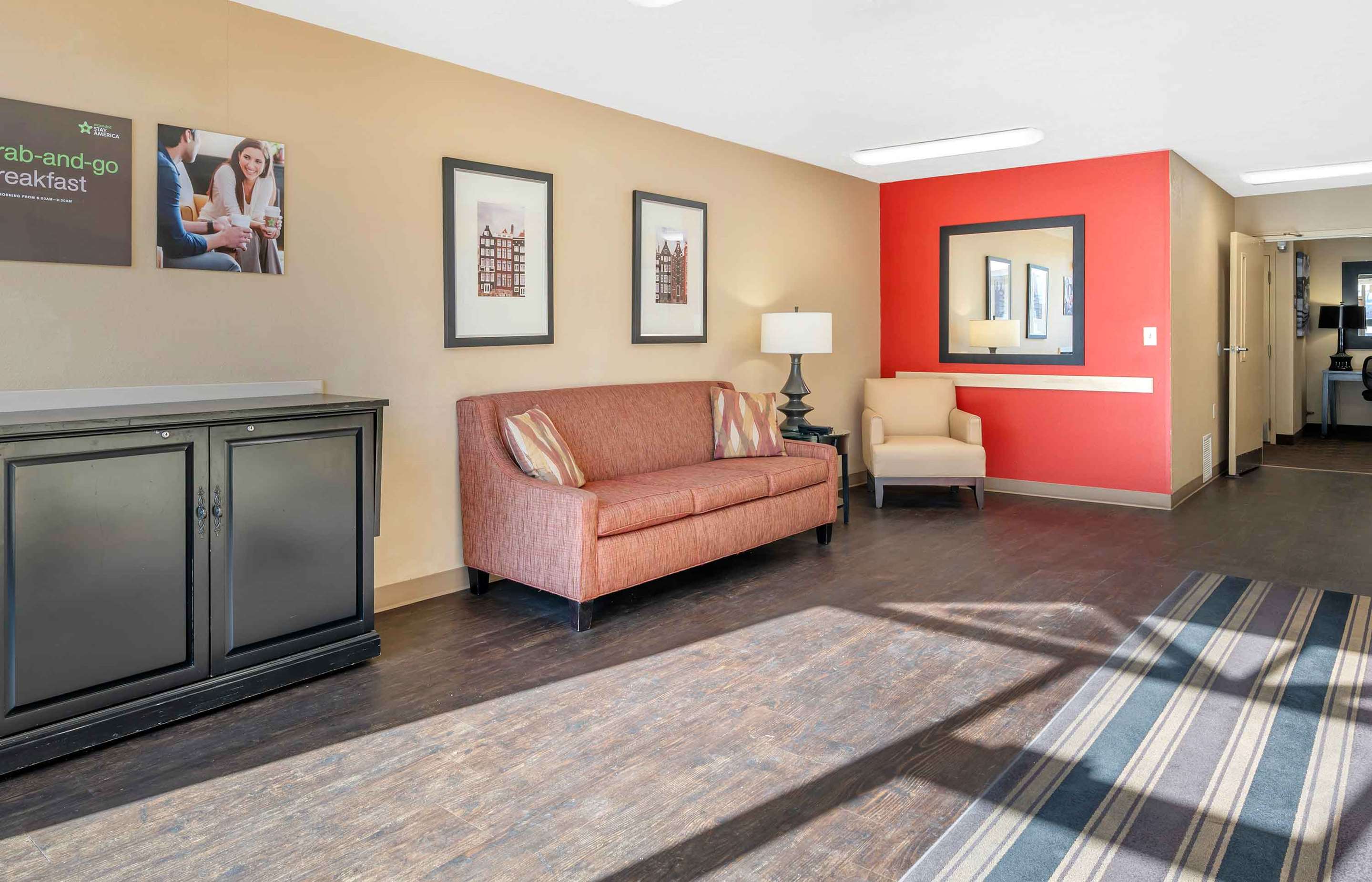 Lobby and Guest Check-in | Extended Stay America Select Suites Florence Meijer Dr
