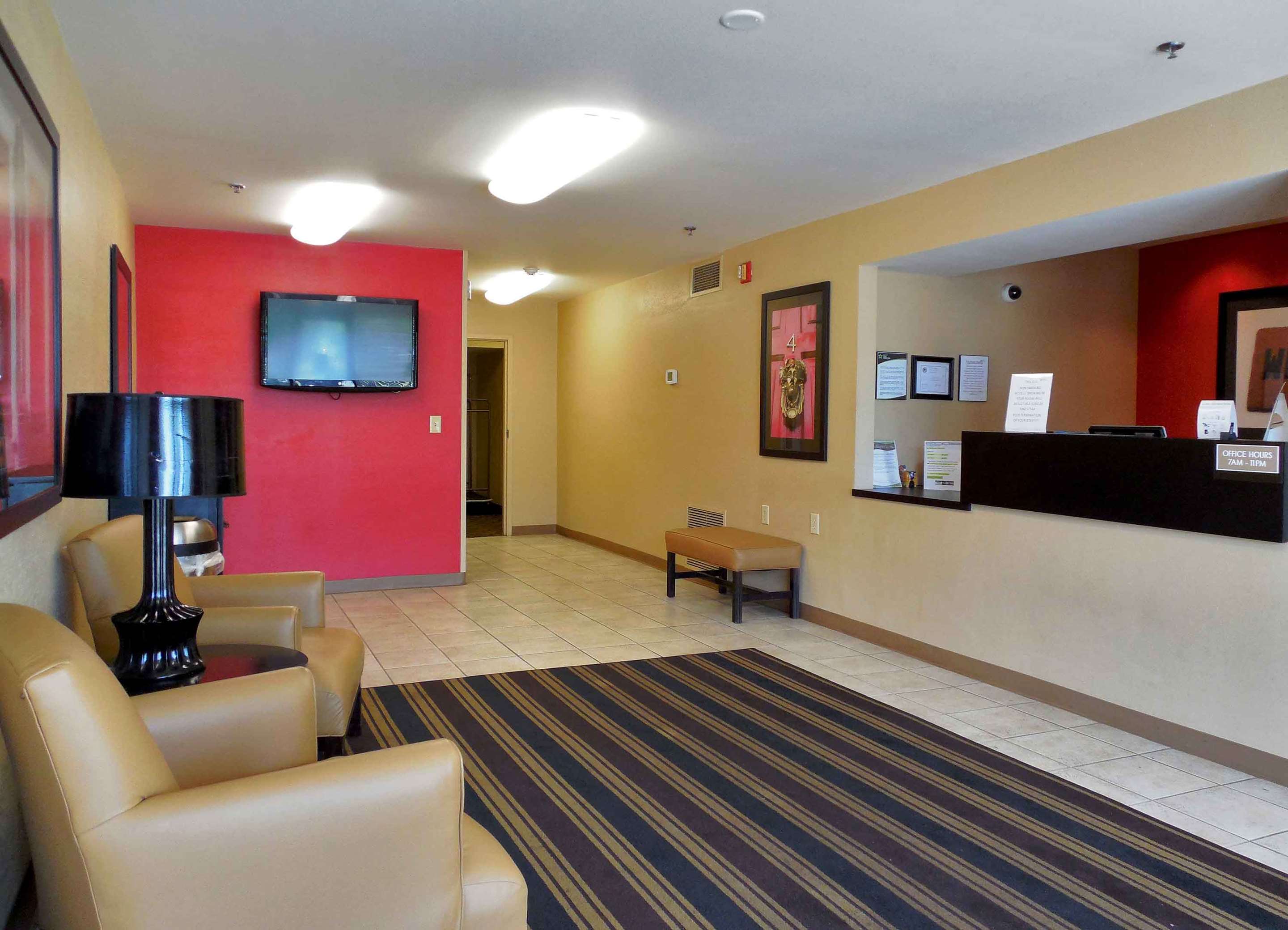 Lobby and Guest Check-in | Extended Stay America Suites Charleston Northwoods Blvd