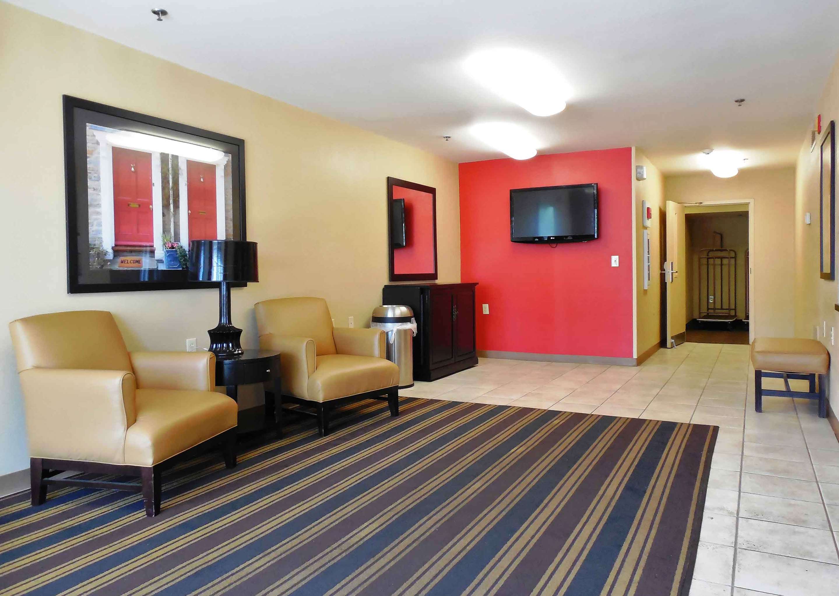 Lobby and Guest Check-in | Extended Stay America Suites Charleston Northwoods Blvd