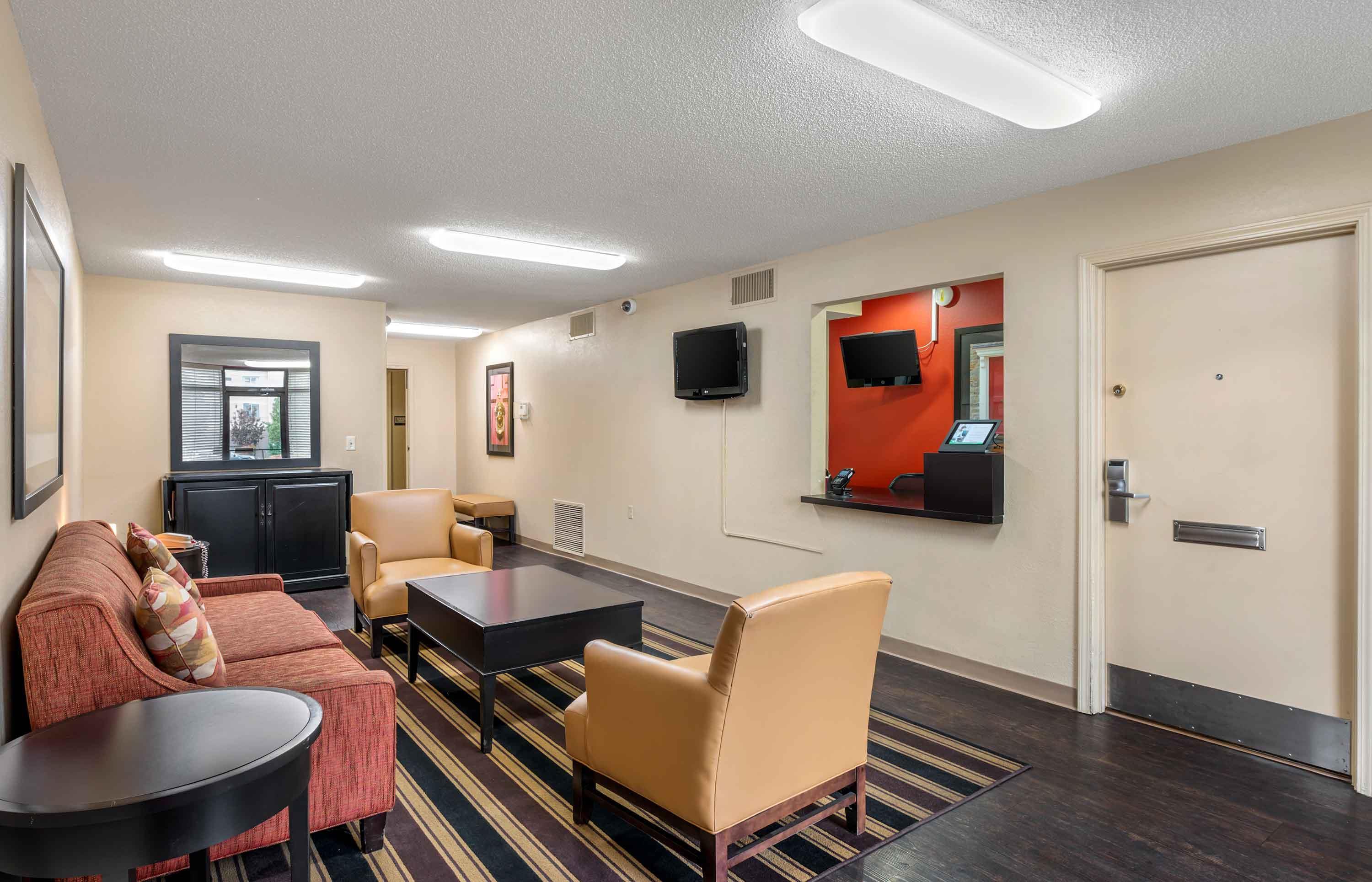 Lobby and Guest Check-in | Extended Stay America Suites Evansville East