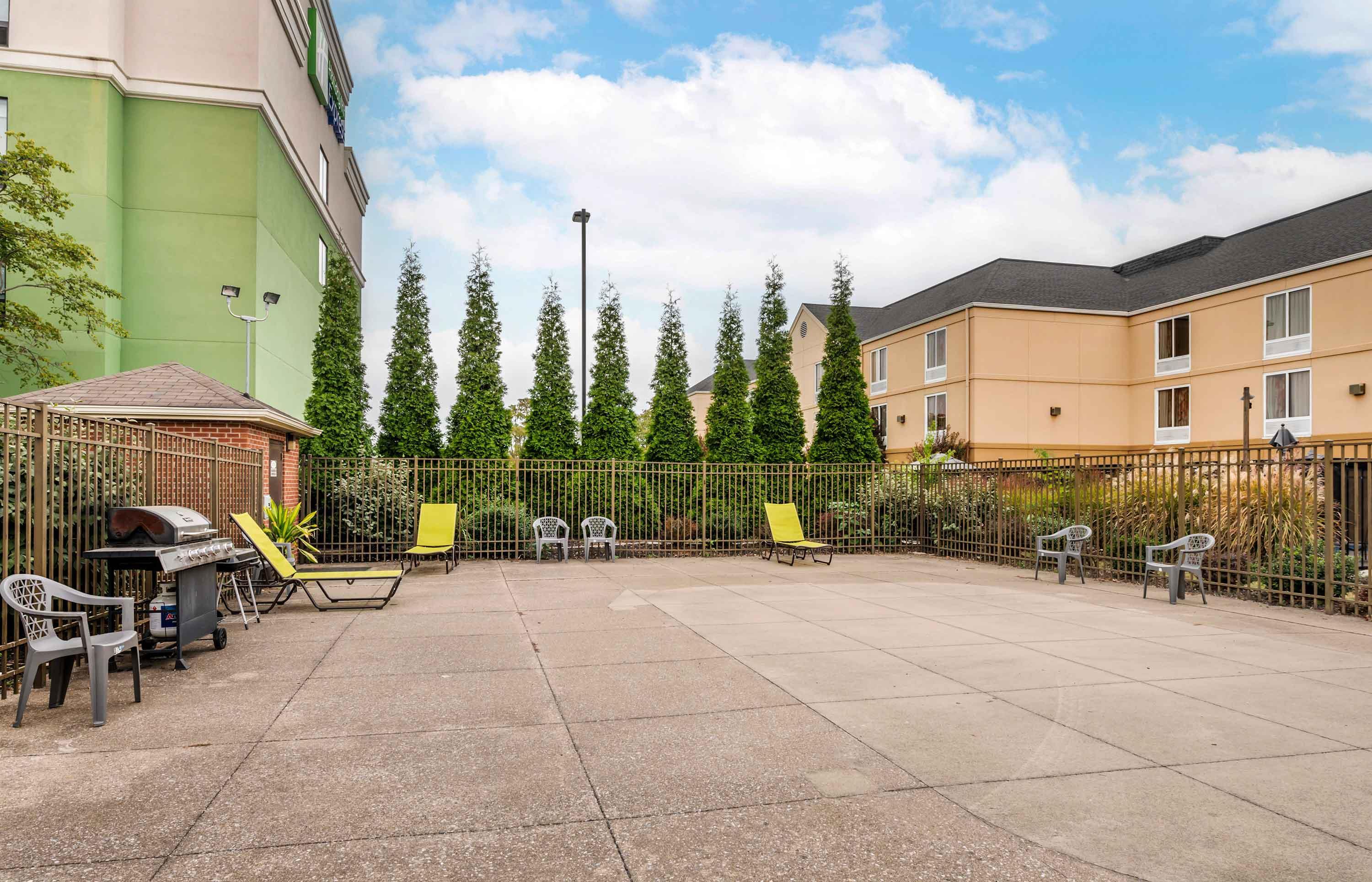 Picnic Area | Extended Stay America Suites Evansville East