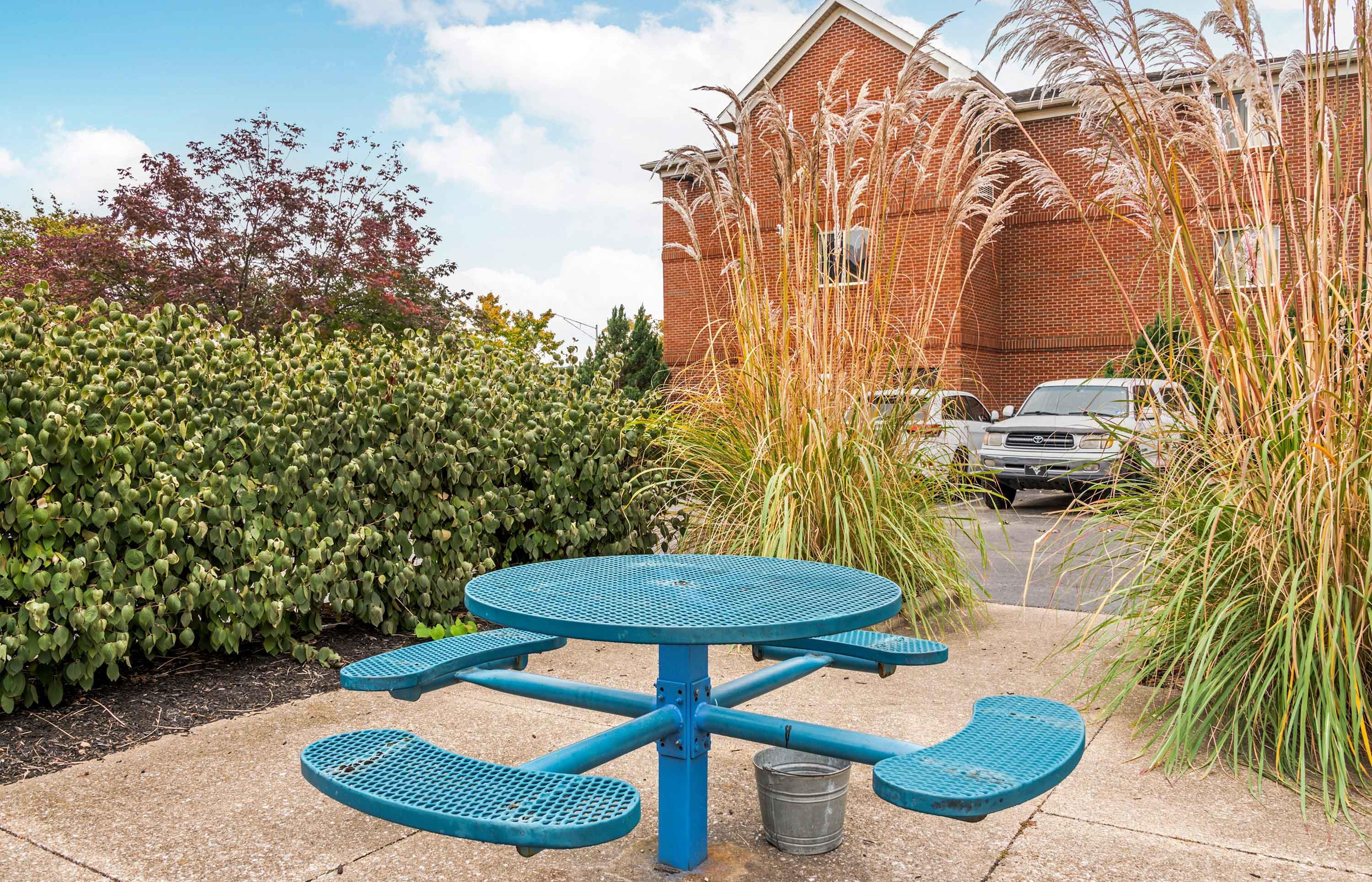 Picnic Area | Extended Stay America Suites Evansville East