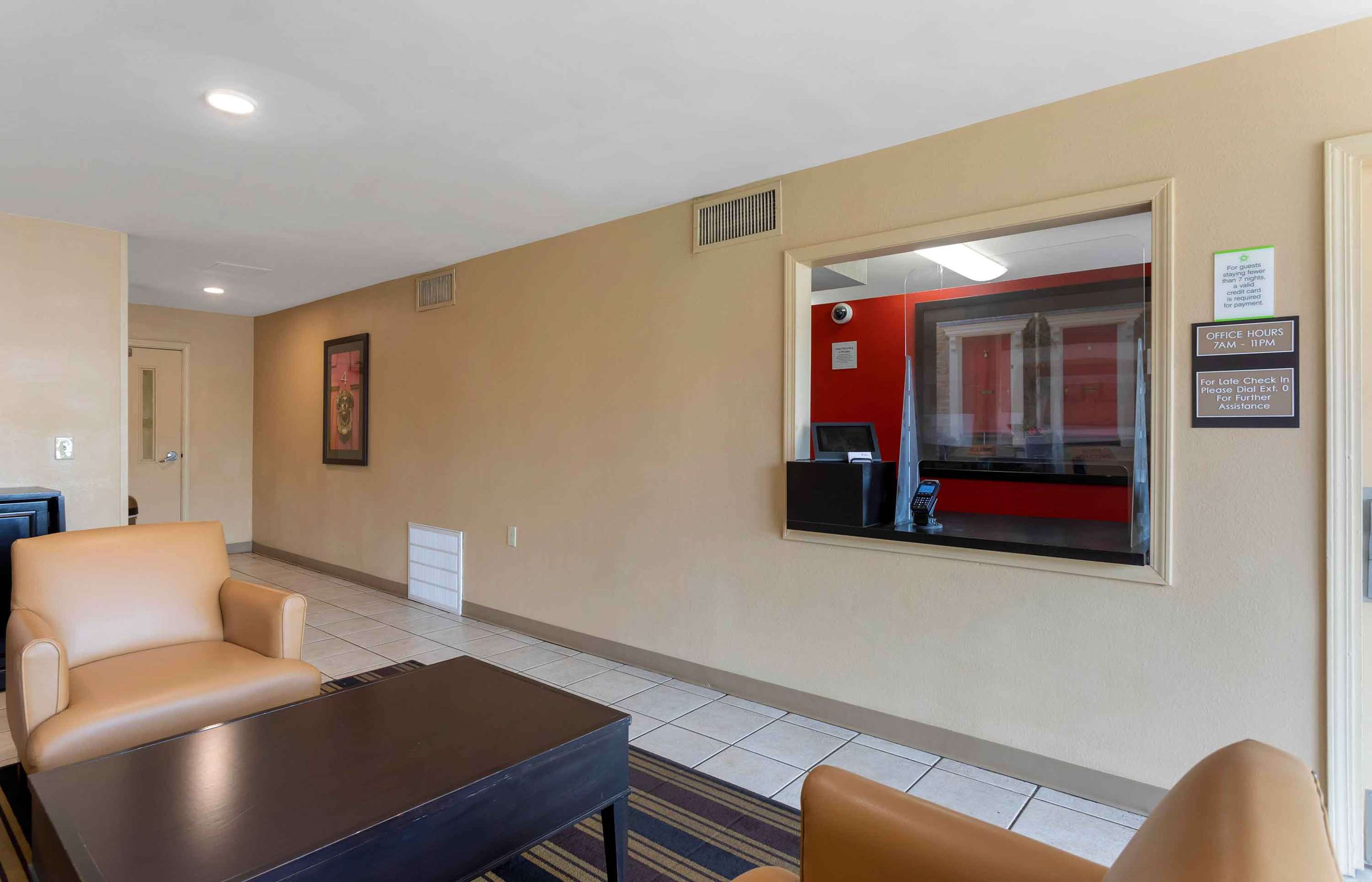 Lobby and Guest Check-in | Extended Stay America Suites - Memphis - Cordova