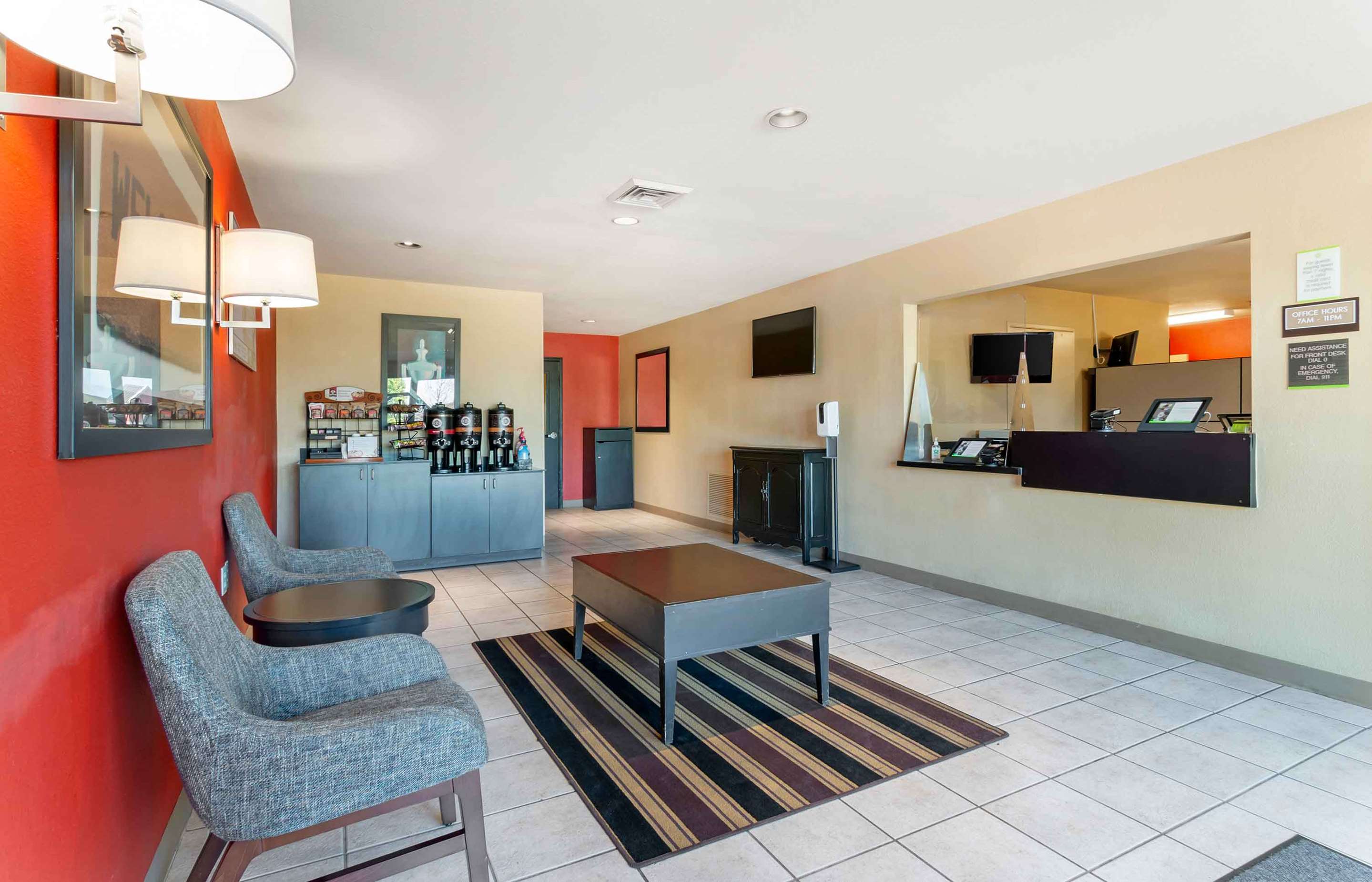 Lobby and Guest Check-in | Extended Stay America Select Suites St Louis Earth City