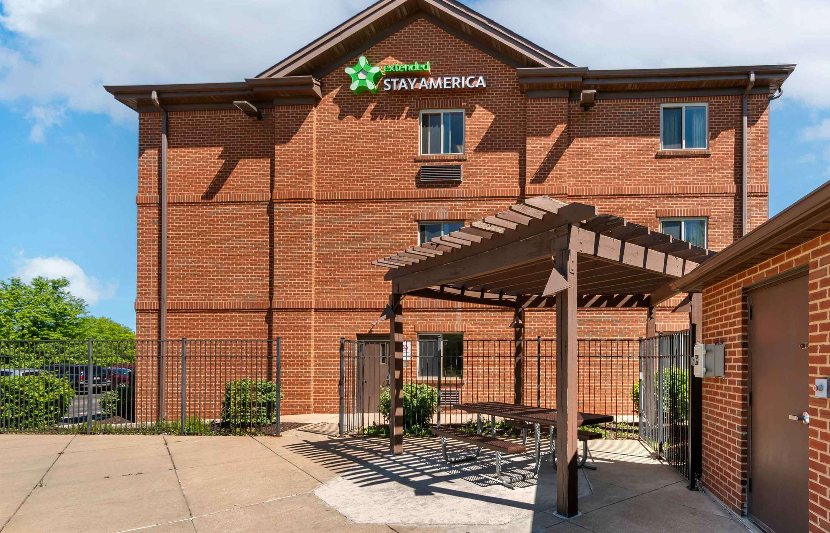 Picnic Area | Extended Stay America Select Suites St Louis Earth City