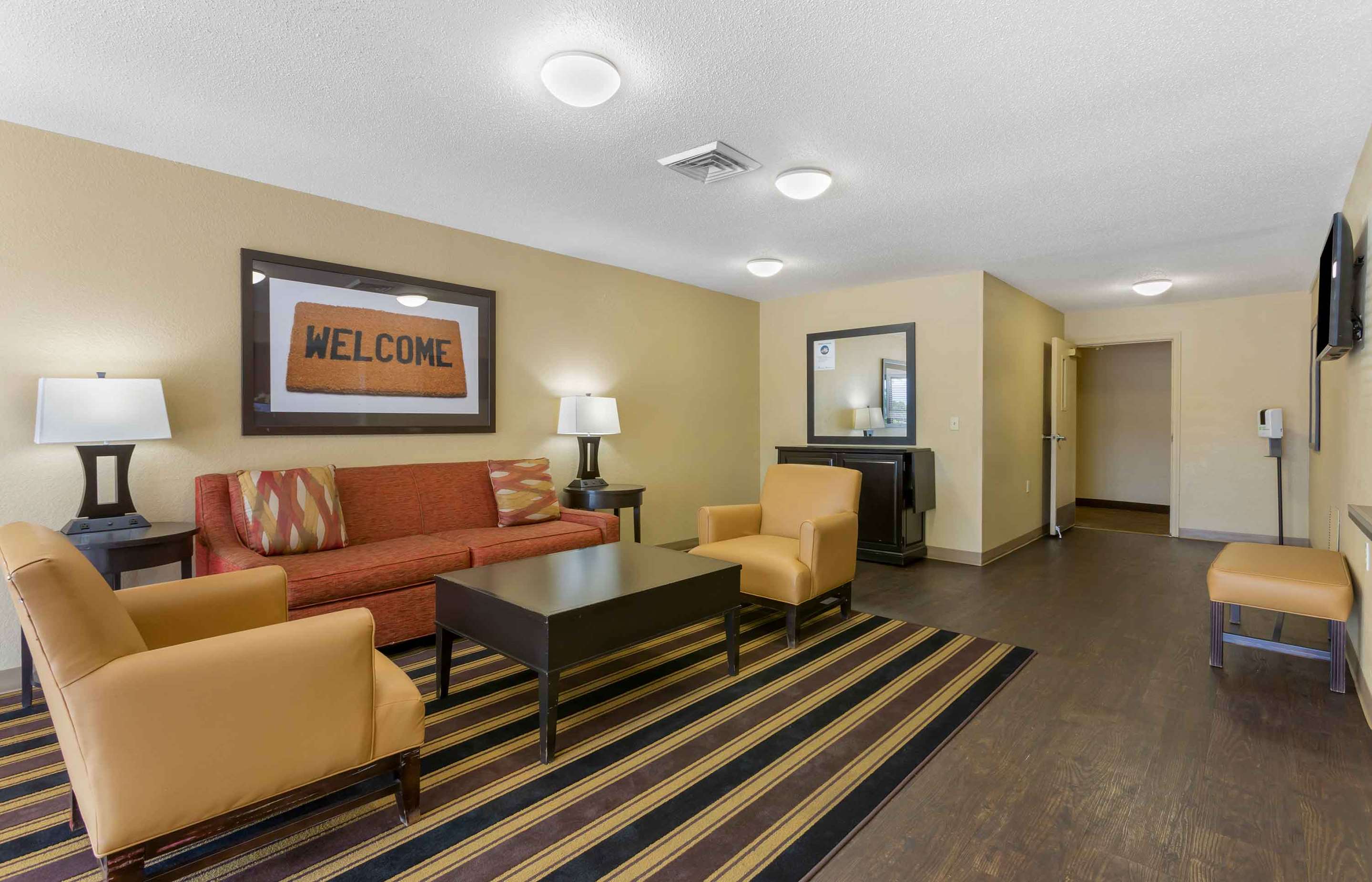 Lobby and Guest Check-in | Extended Stay America Suites Toledo Maumee