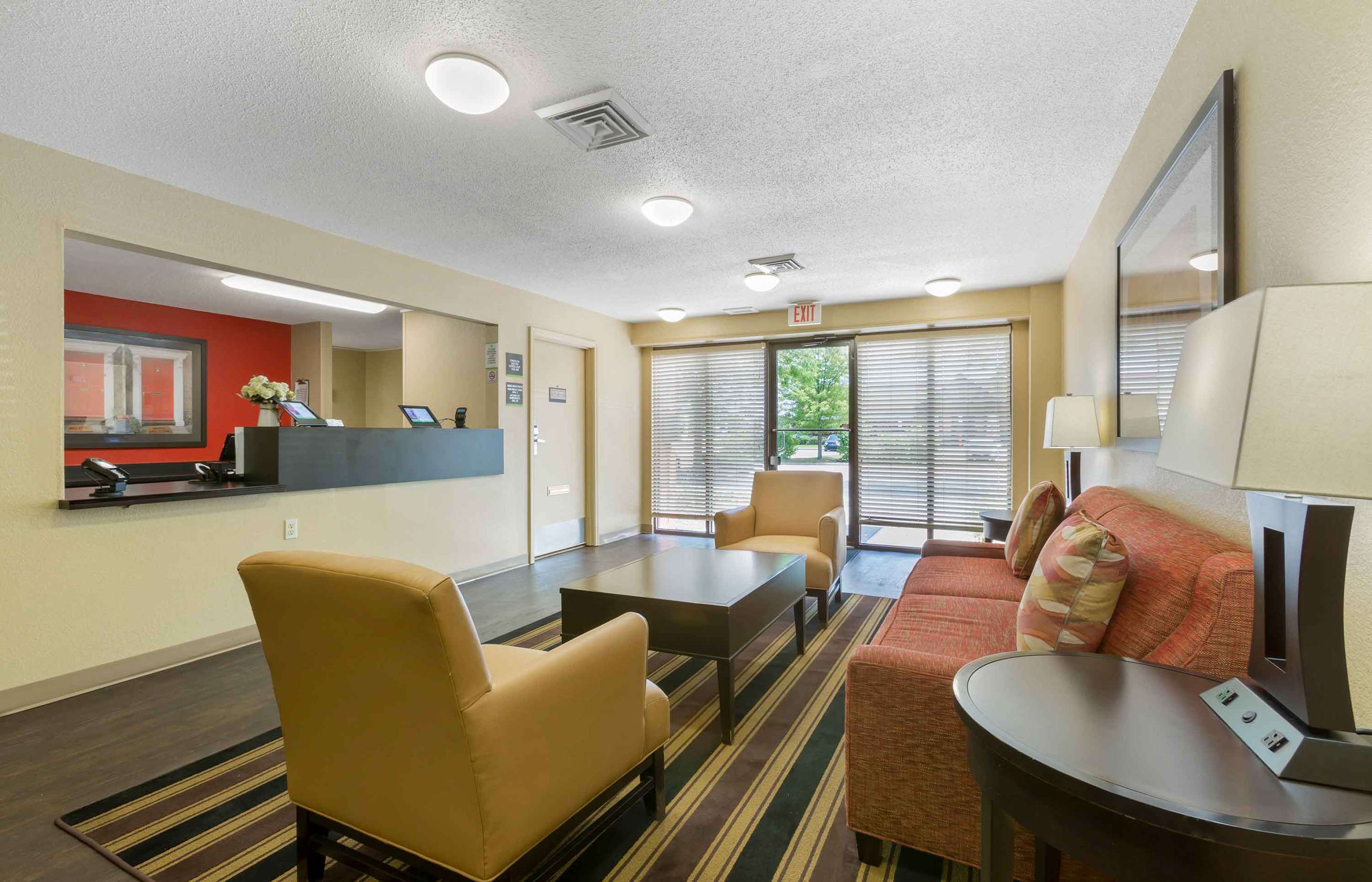Lobby and Guest Check-in | Extended Stay America Suites Toledo Maumee