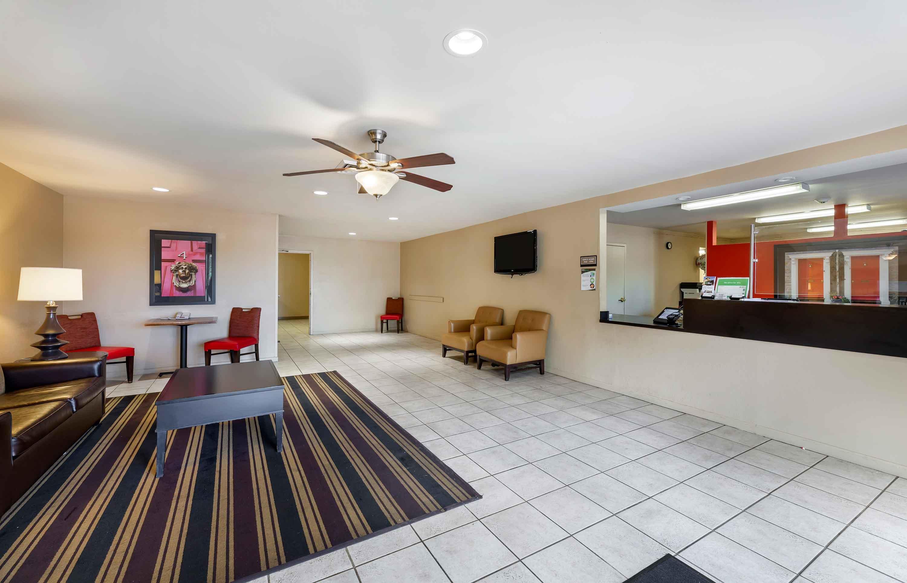 Lobby and Guest Check-in | Extended Stay America Suites Cleveland Great Northern Mall