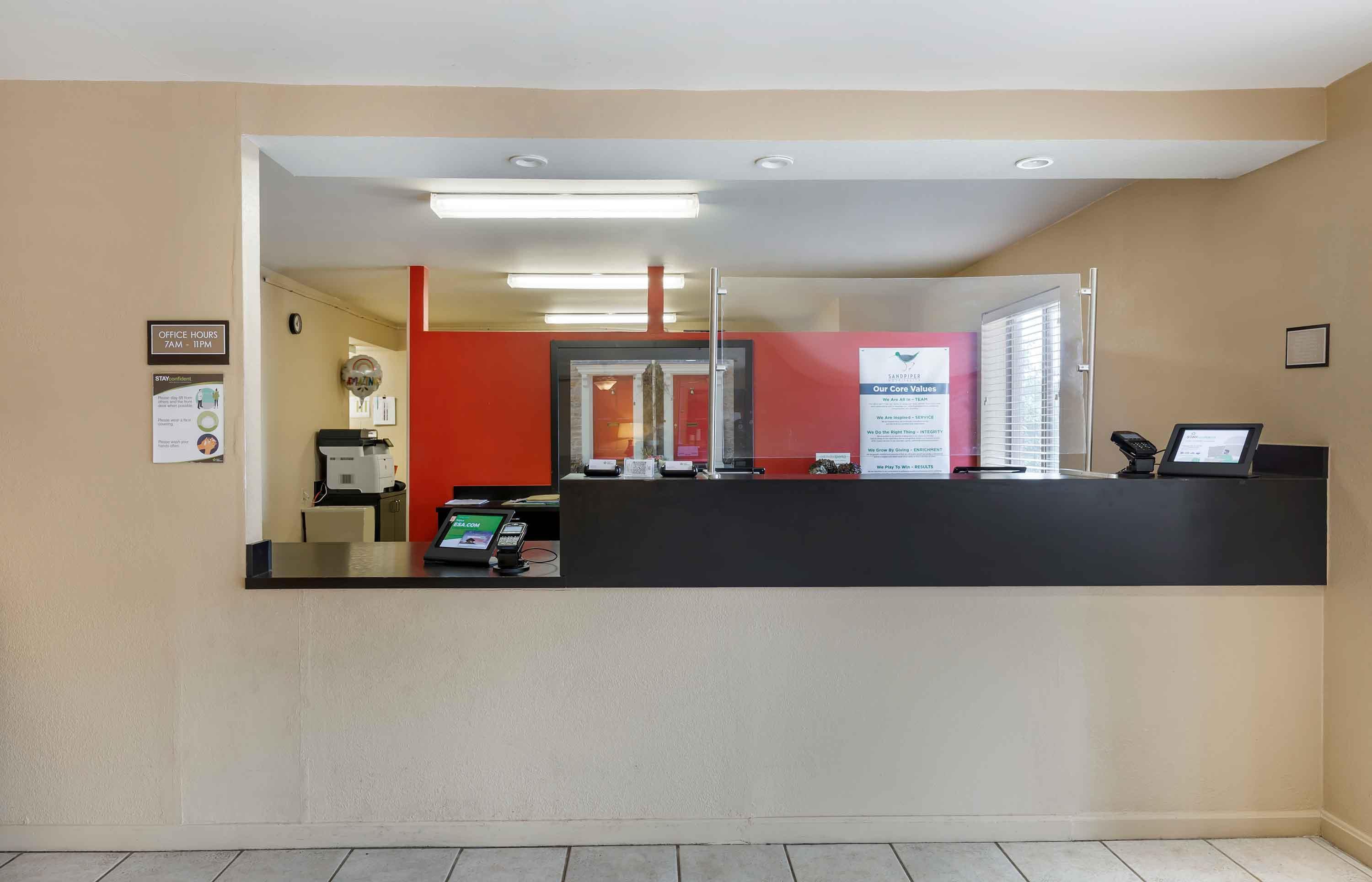 Lobby and Guest Check-in | Extended Stay America Suites Cleveland Great Northern Mall