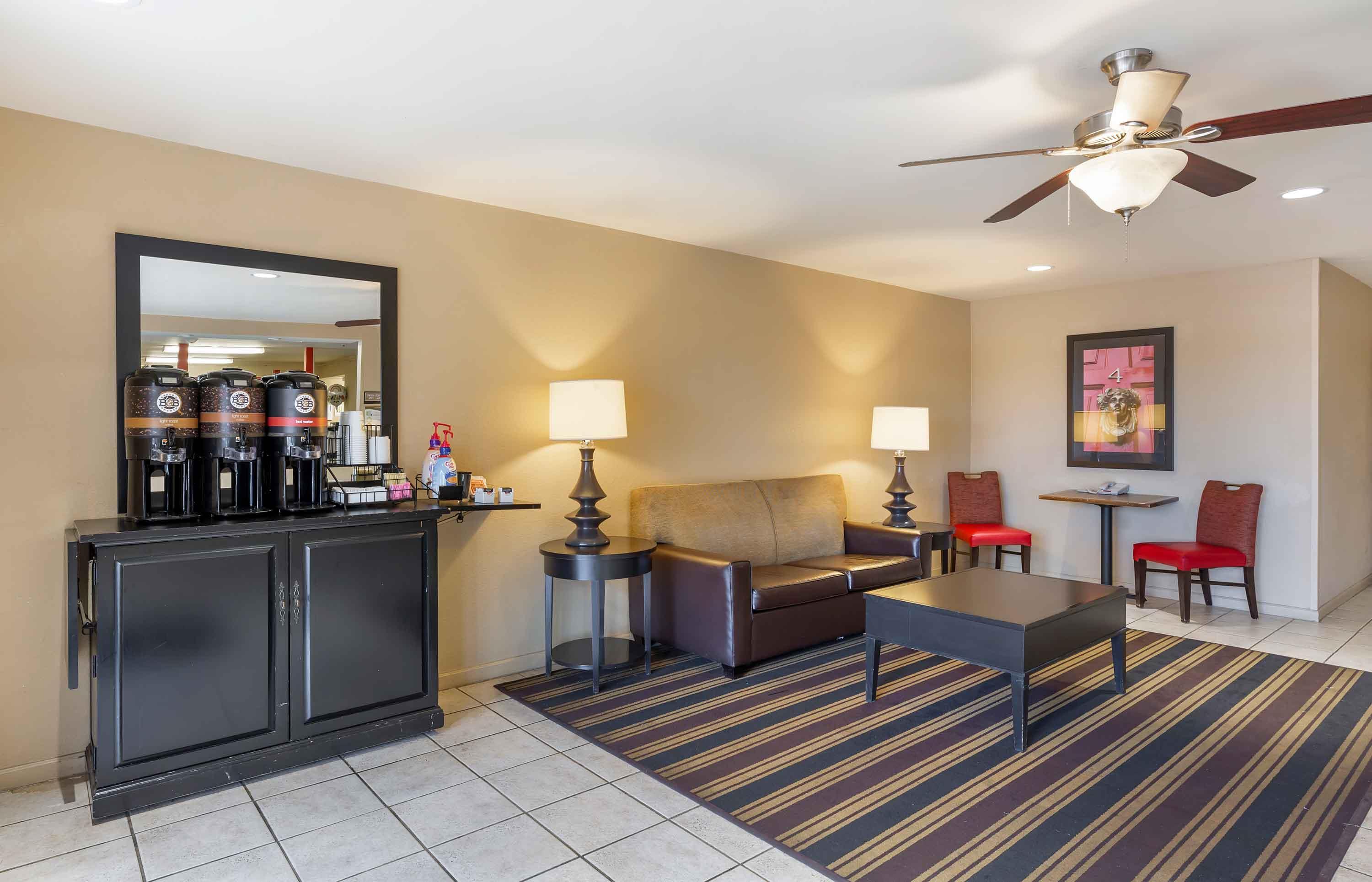 Lobby and Guest Check-in | Extended Stay America Suites Cleveland Great Northern Mall